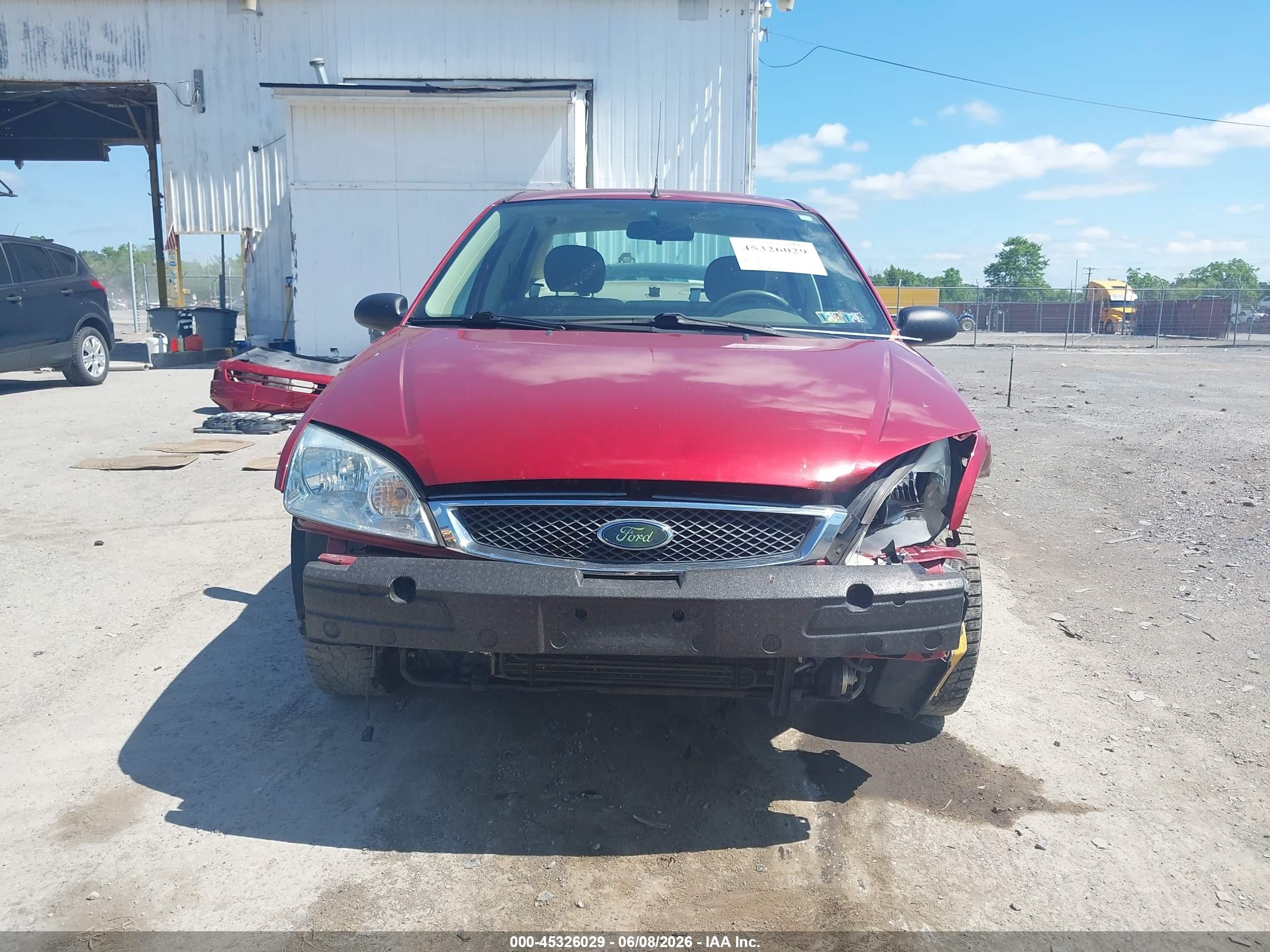 2005 Ford Focus Zx4 Red vin: 1FAFP34N85W181047
