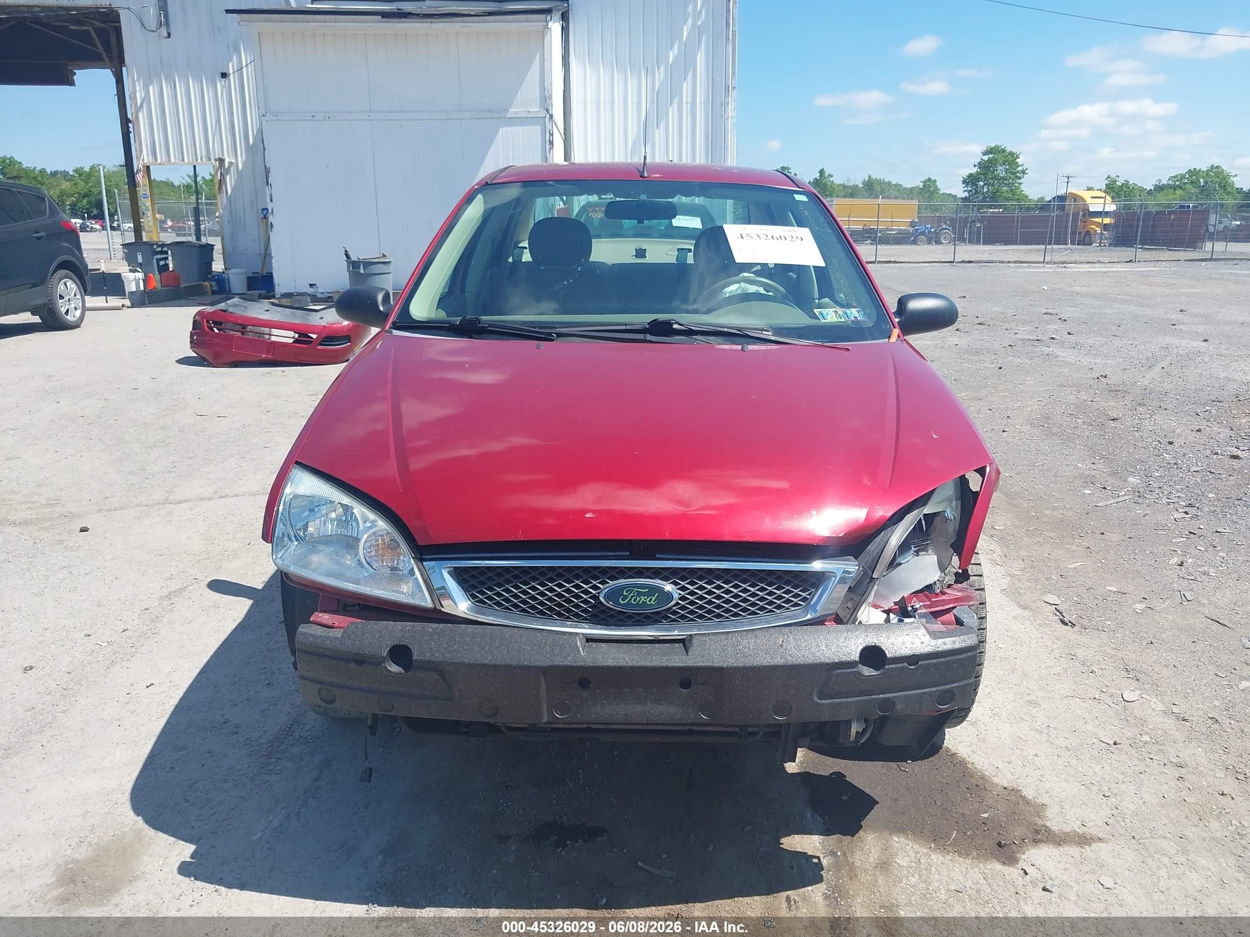 2005 Ford Focus Zx4 Red vin: 1FAFP34N85W181047