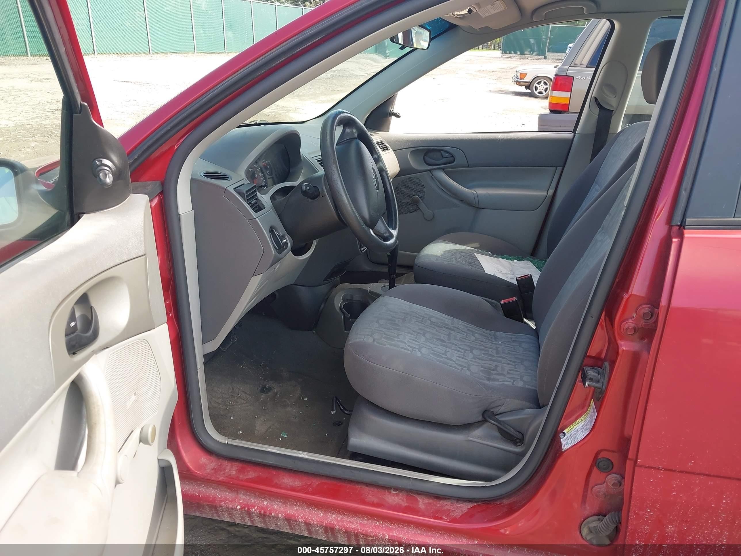 2005 Ford Focus Zx4 Red vin: 1FAFP34N85W307472