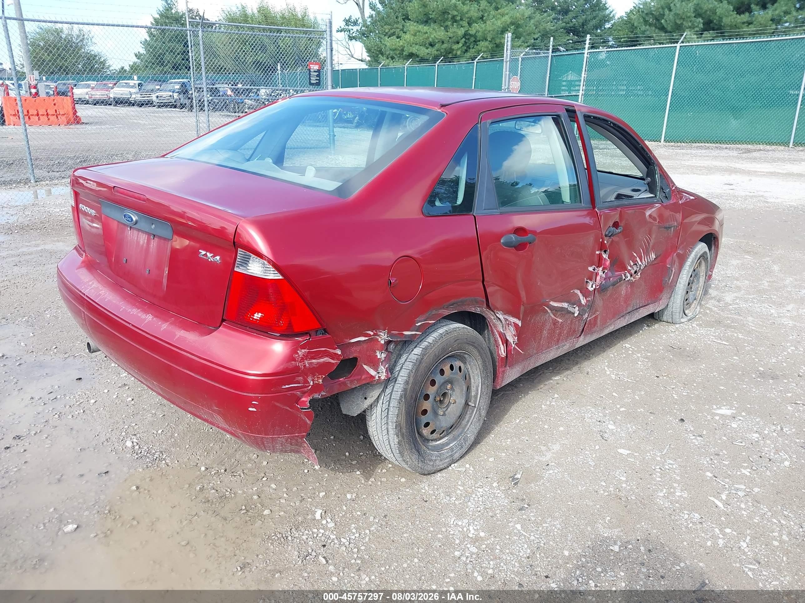 2005 Ford Focus Zx4 Red vin: 1FAFP34N85W307472