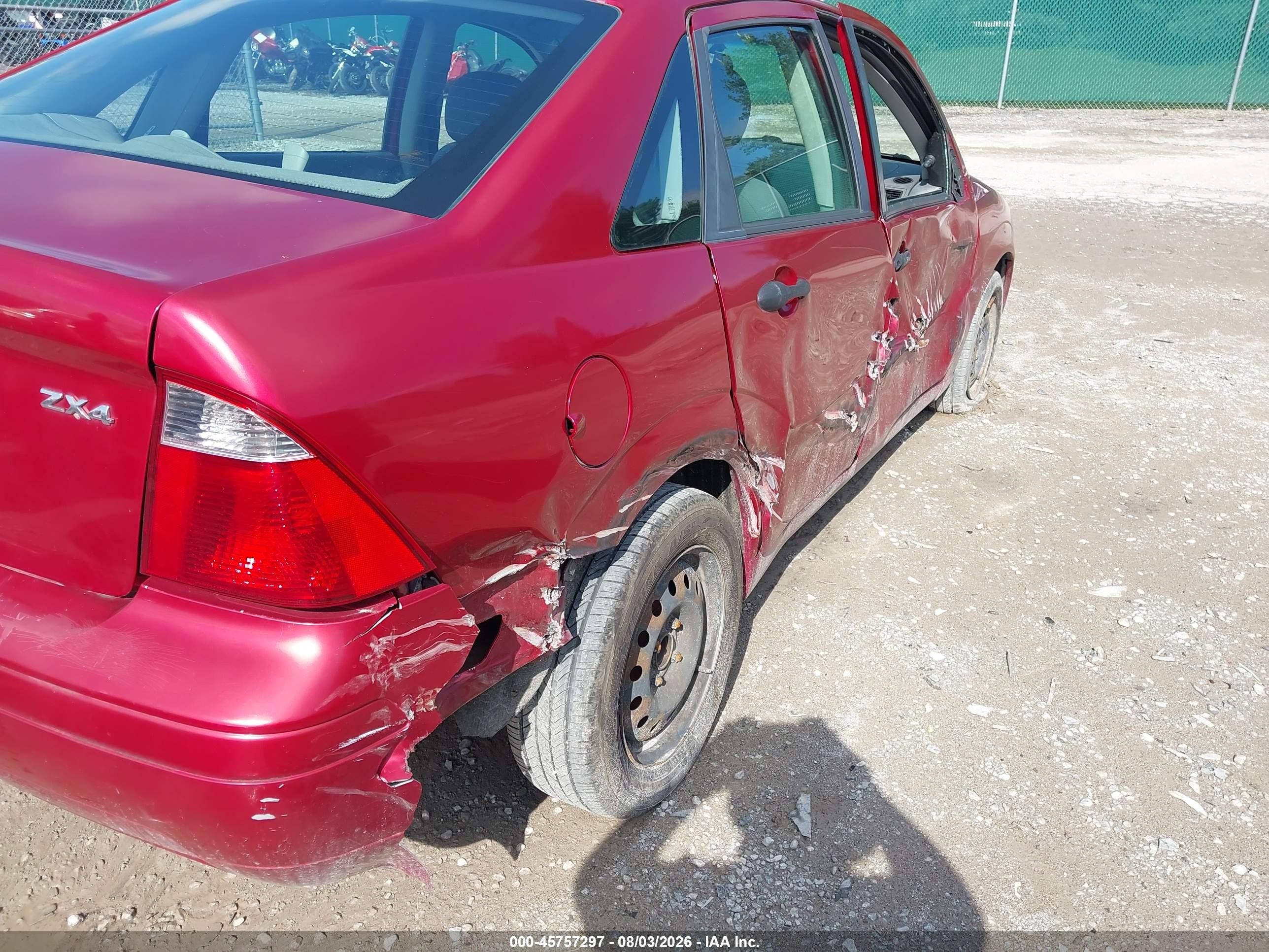 2005 Ford Focus Zx4 Red vin: 1FAFP34N85W307472