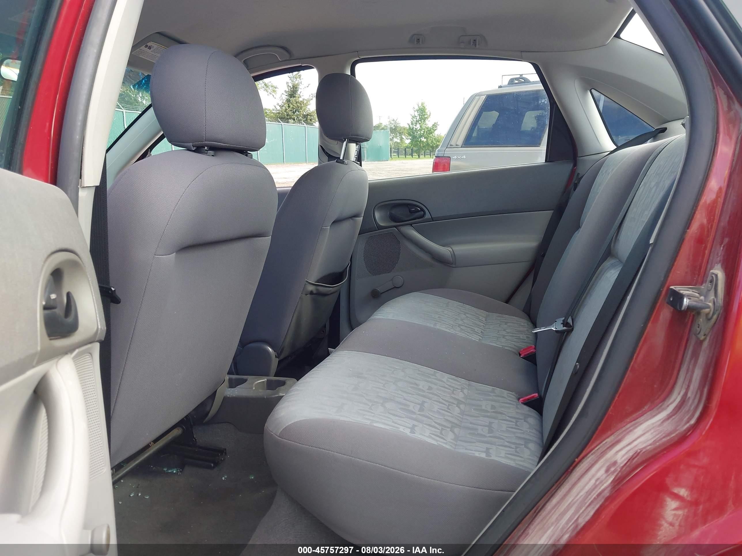 2005 Ford Focus Zx4 Red vin: 1FAFP34N85W307472