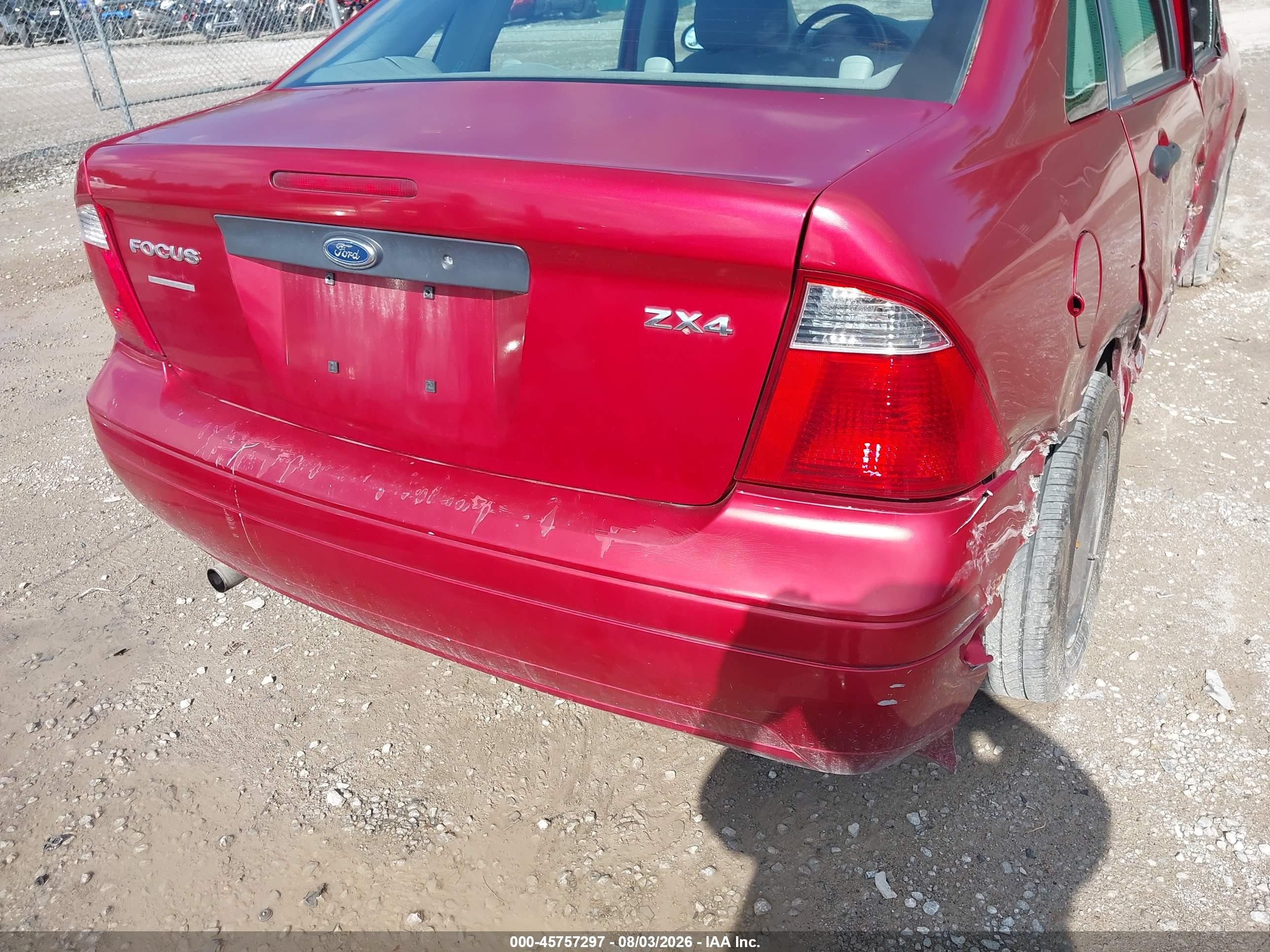 2005 Ford Focus Zx4 Red vin: 1FAFP34N85W307472