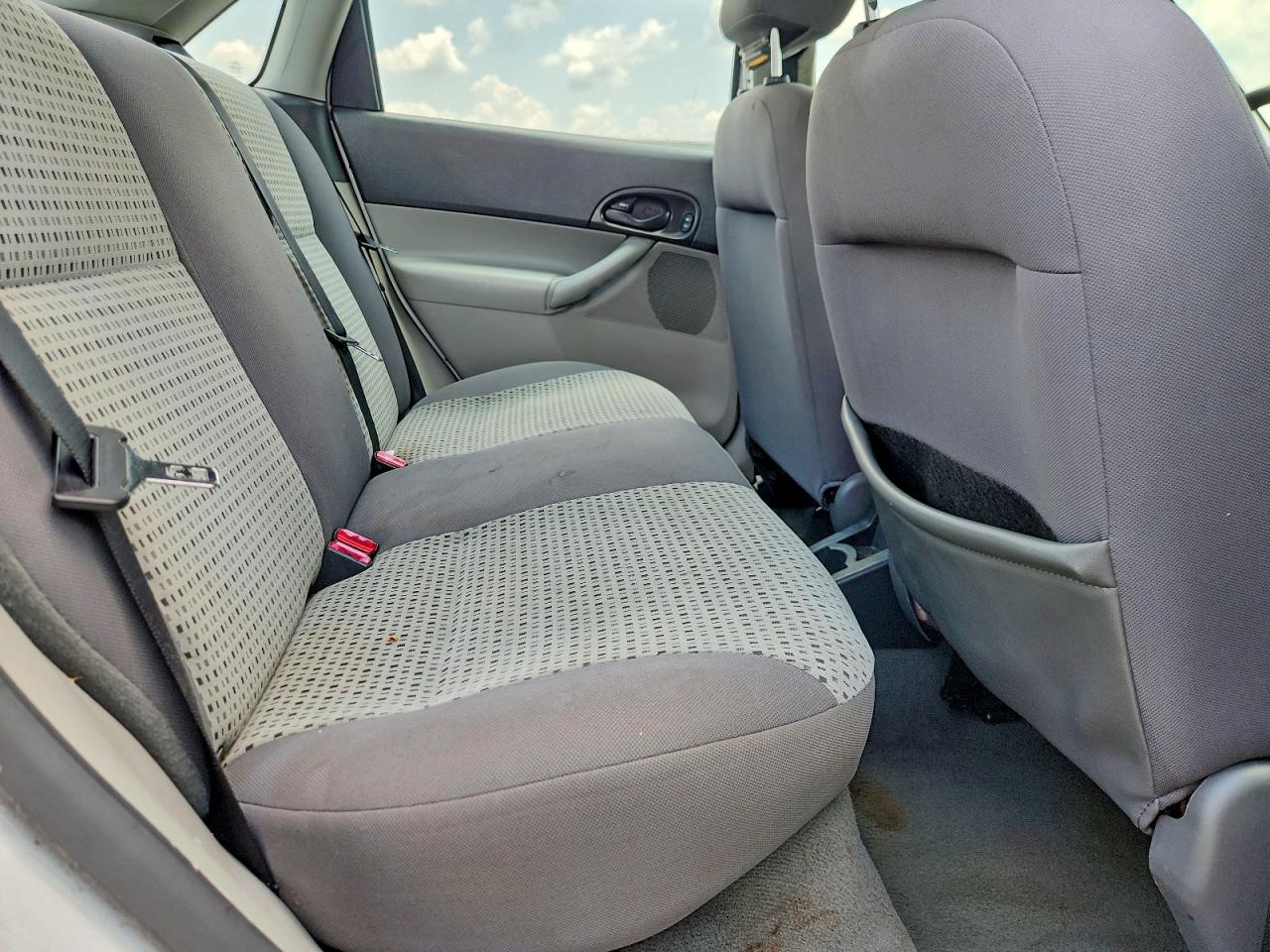 2007 Ford Focus Zx4 White vin: 1FAFP34N87W151596