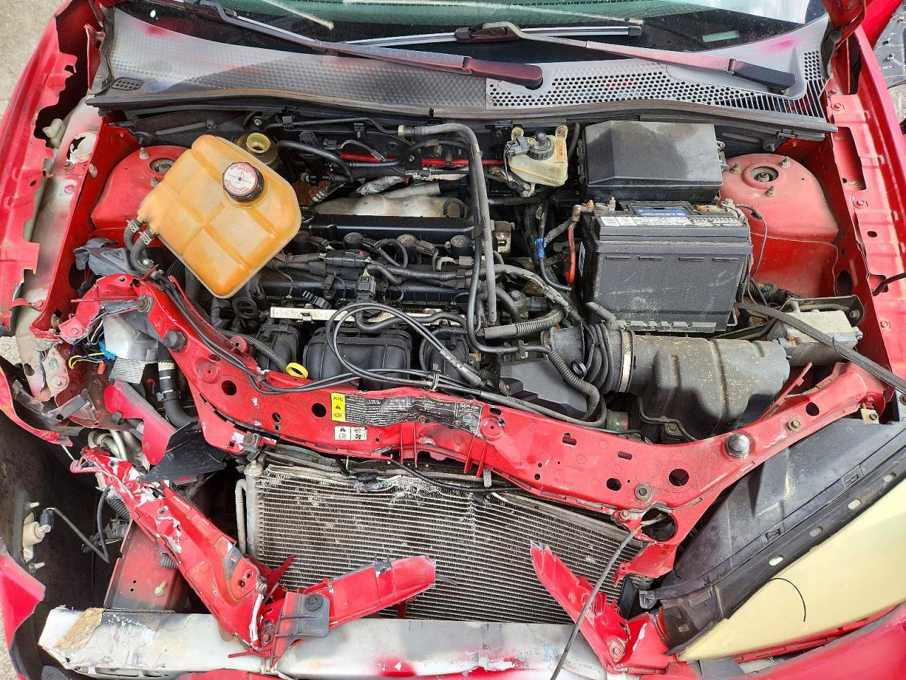 2005 Ford Focus Zx4 Red vin: 1FAFP34N95W206036