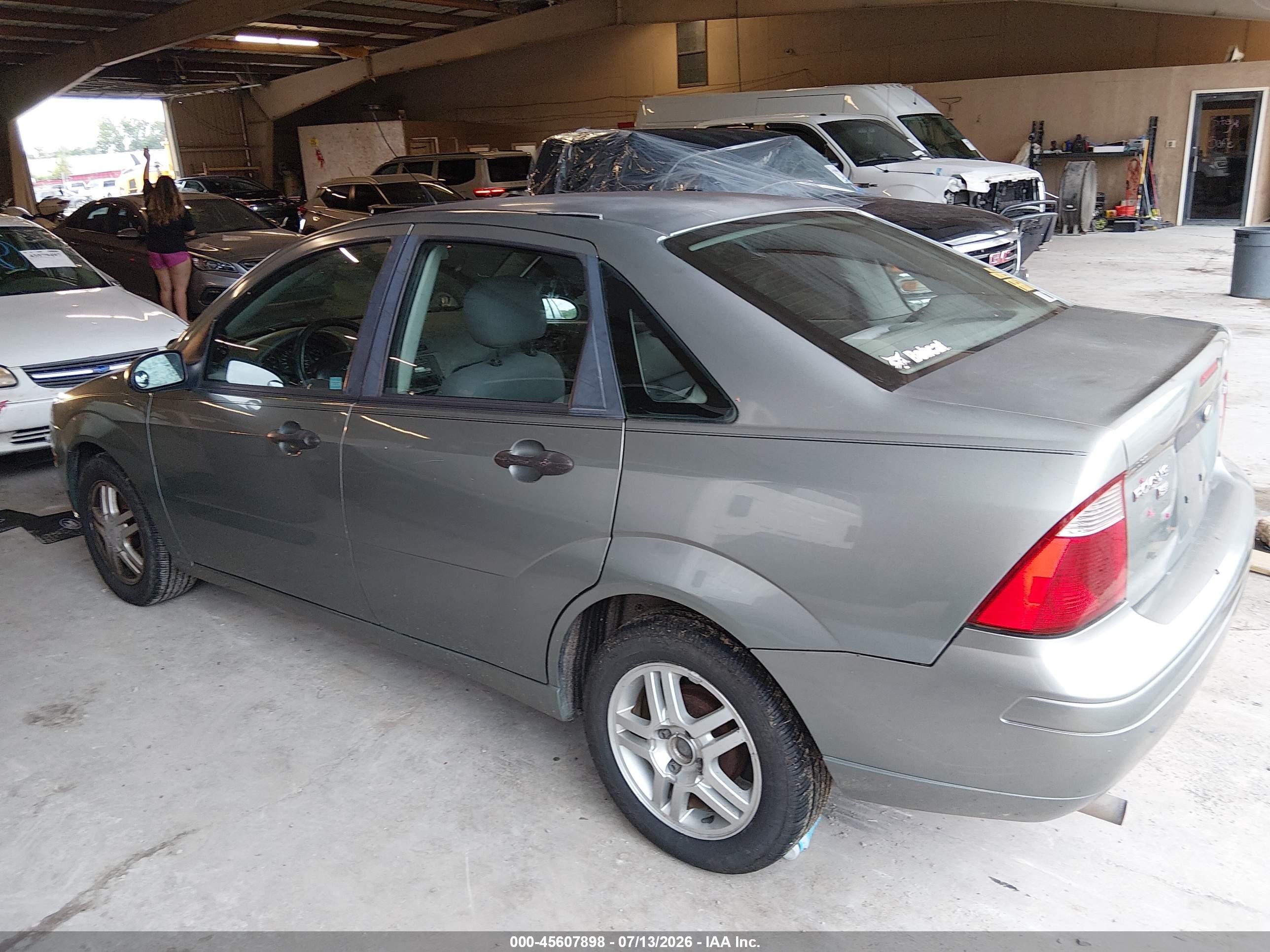 2005 Ford Focus Zx4 Gray vin: 1FAFP34N95W315984