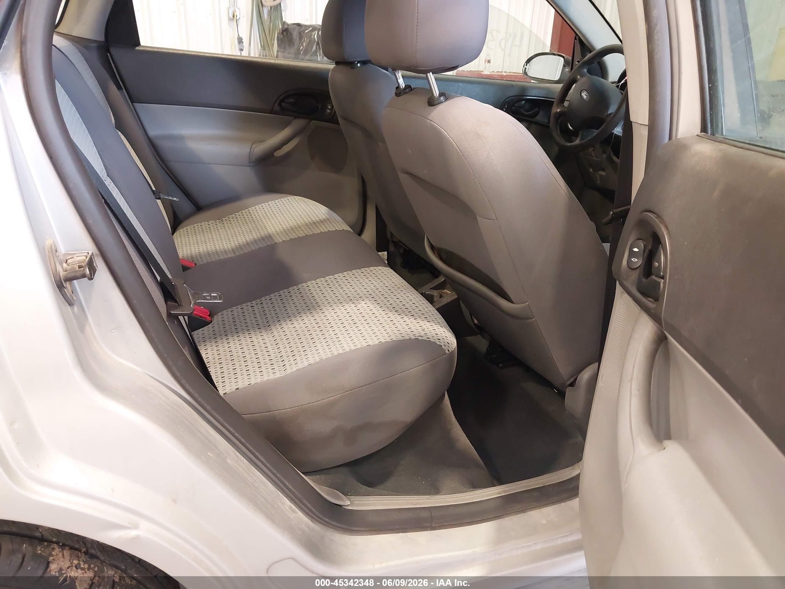2007 Ford Focus S/se/ses Silver vin: 1FAFP34N97W257216
