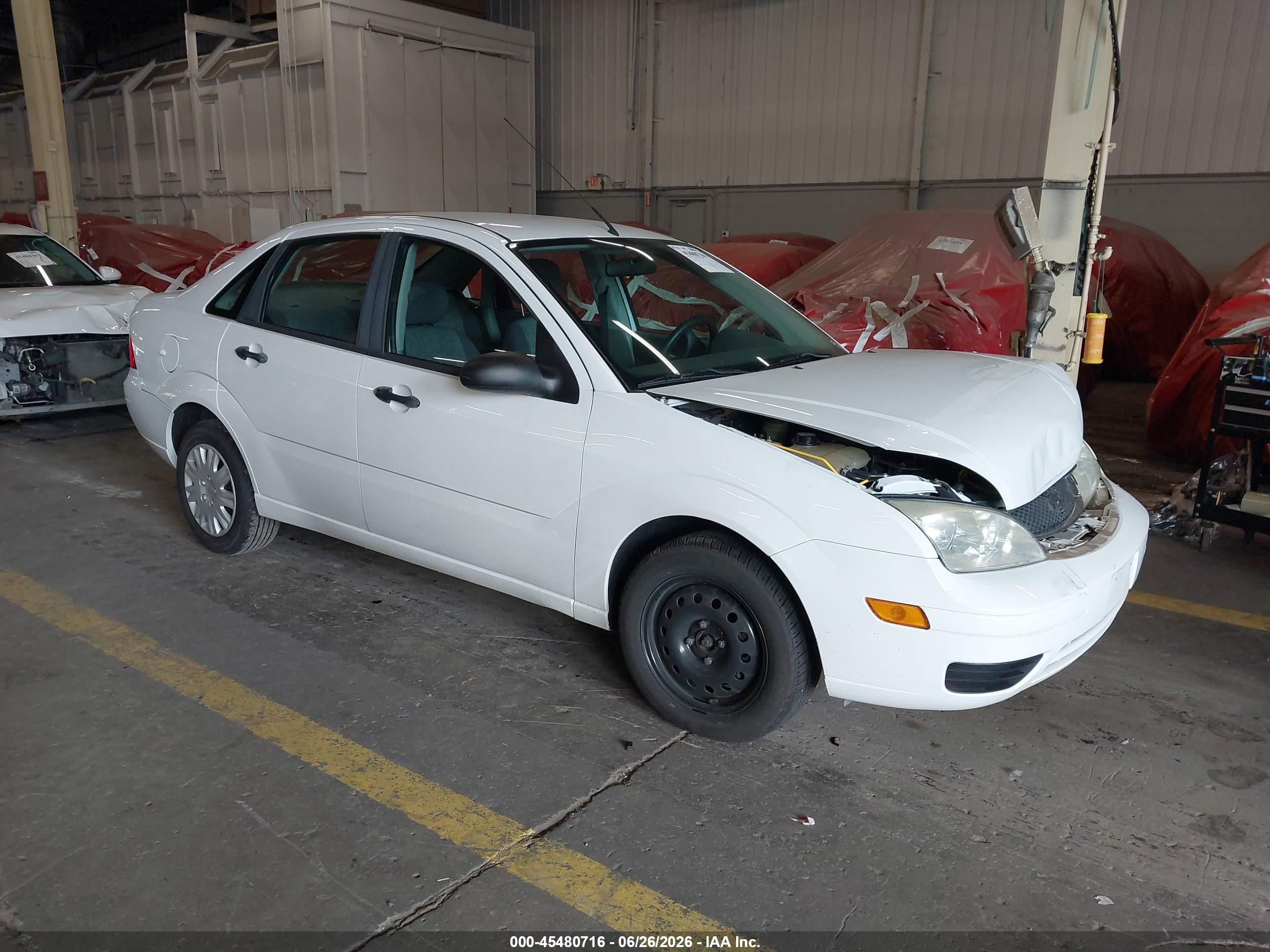 2005 Ford Focus Zx4 White vin: 1FAFP34NX5W250501