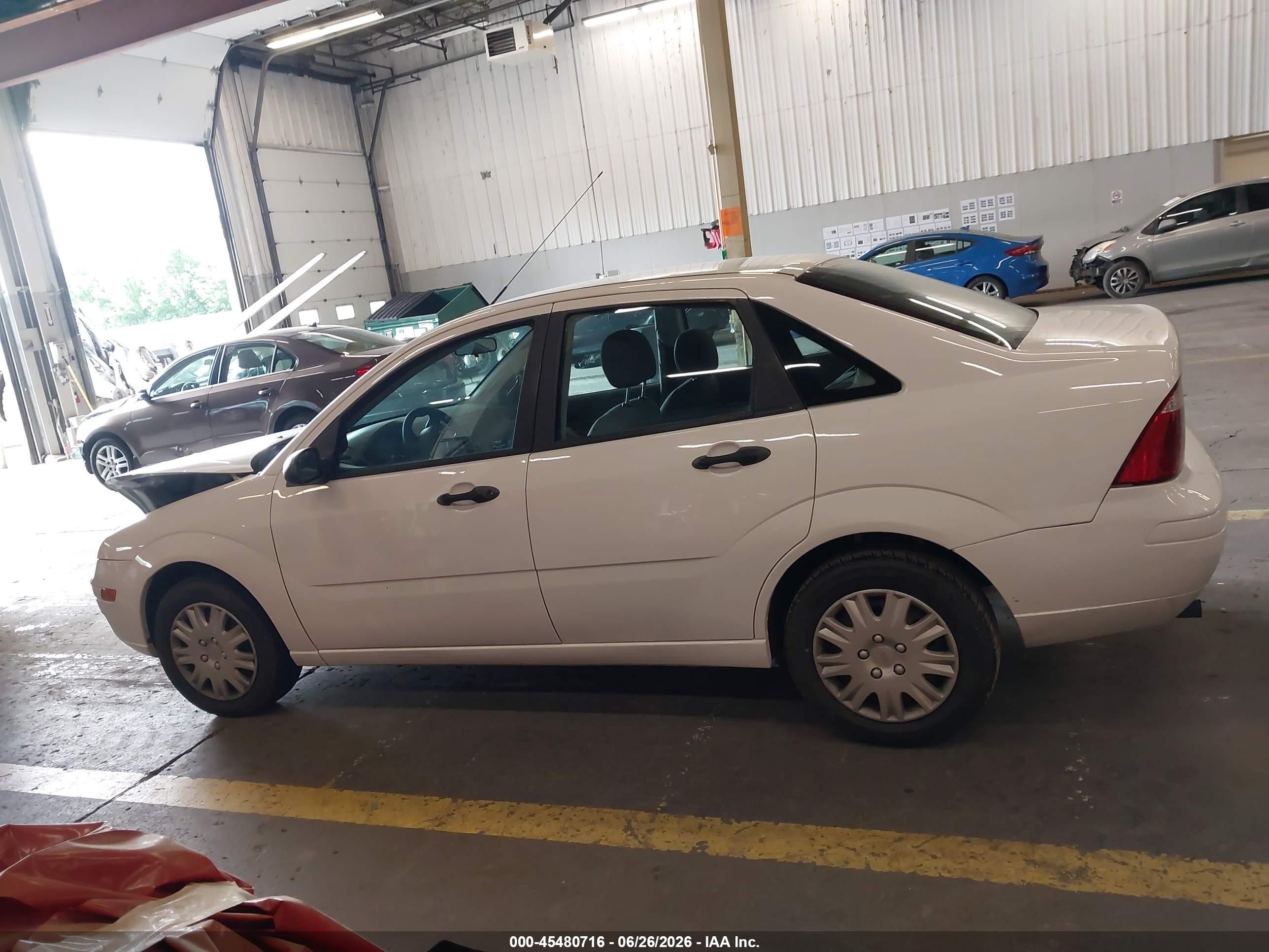 2005 Ford Focus Zx4 Белый vin: 1FAFP34NX5W250501