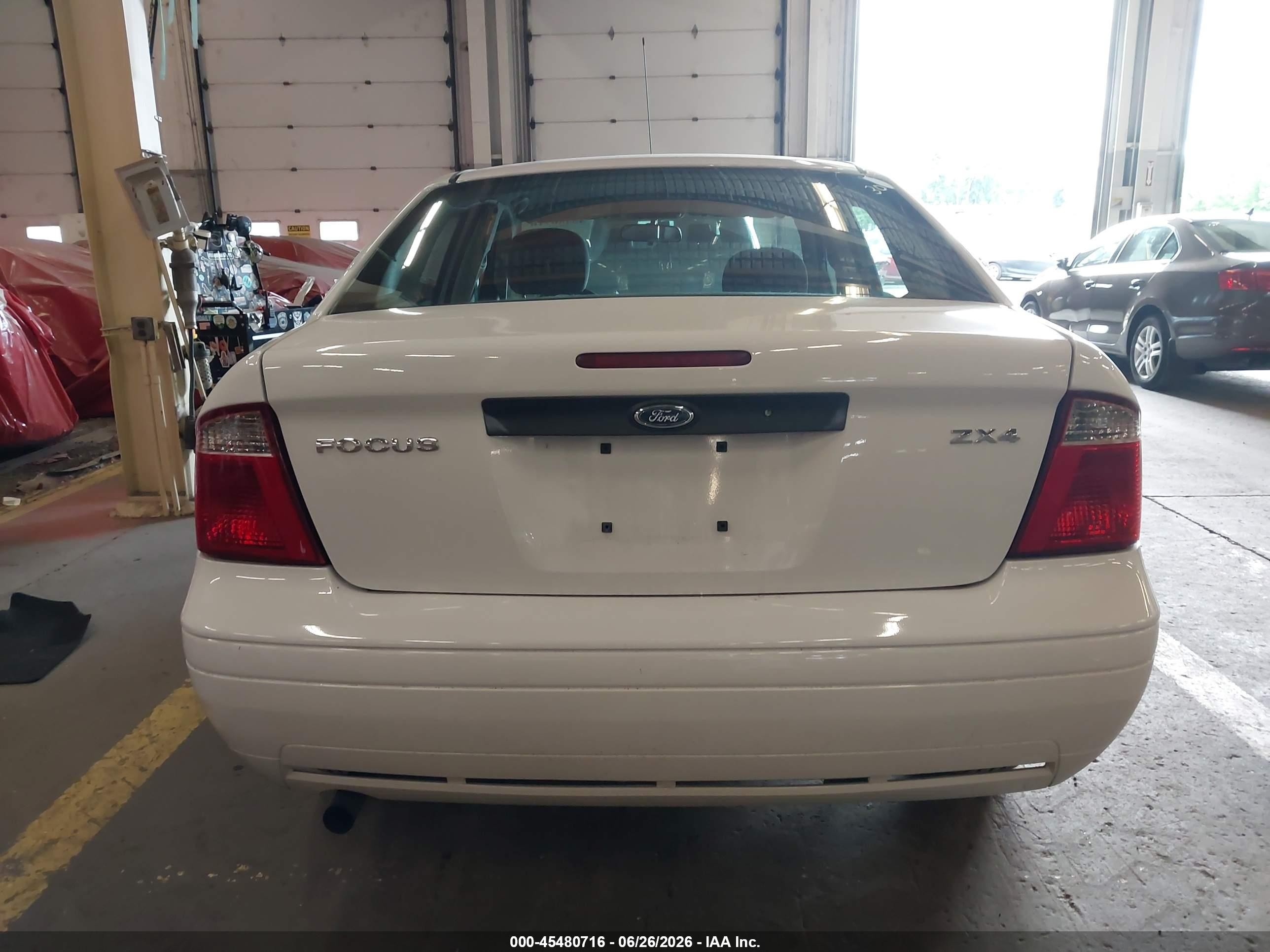 2005 Ford Focus Zx4 Белый vin: 1FAFP34NX5W250501