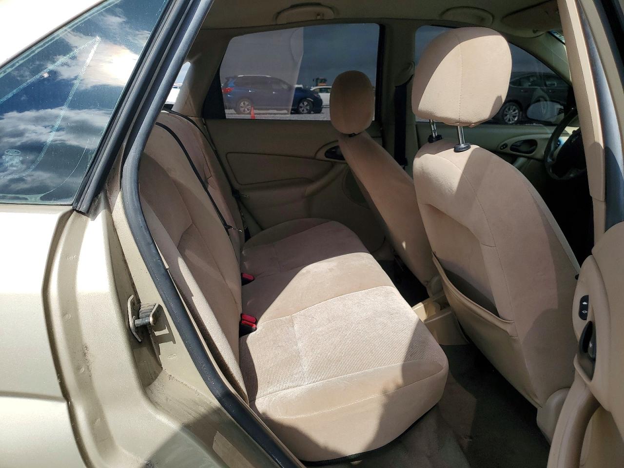2002 Ford Focus Beige vin: 1FAFP34P52W194688
