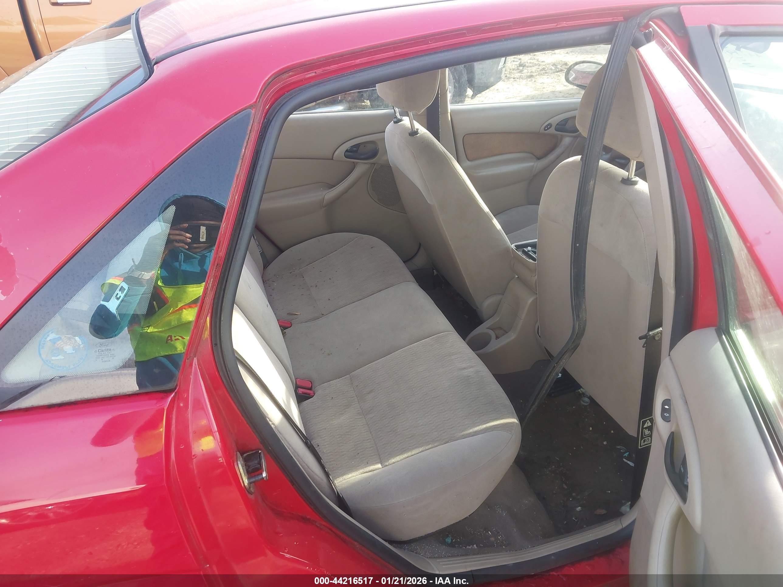 2000 Ford Focus Se Красный vin: 1FAFP34P6YW225259