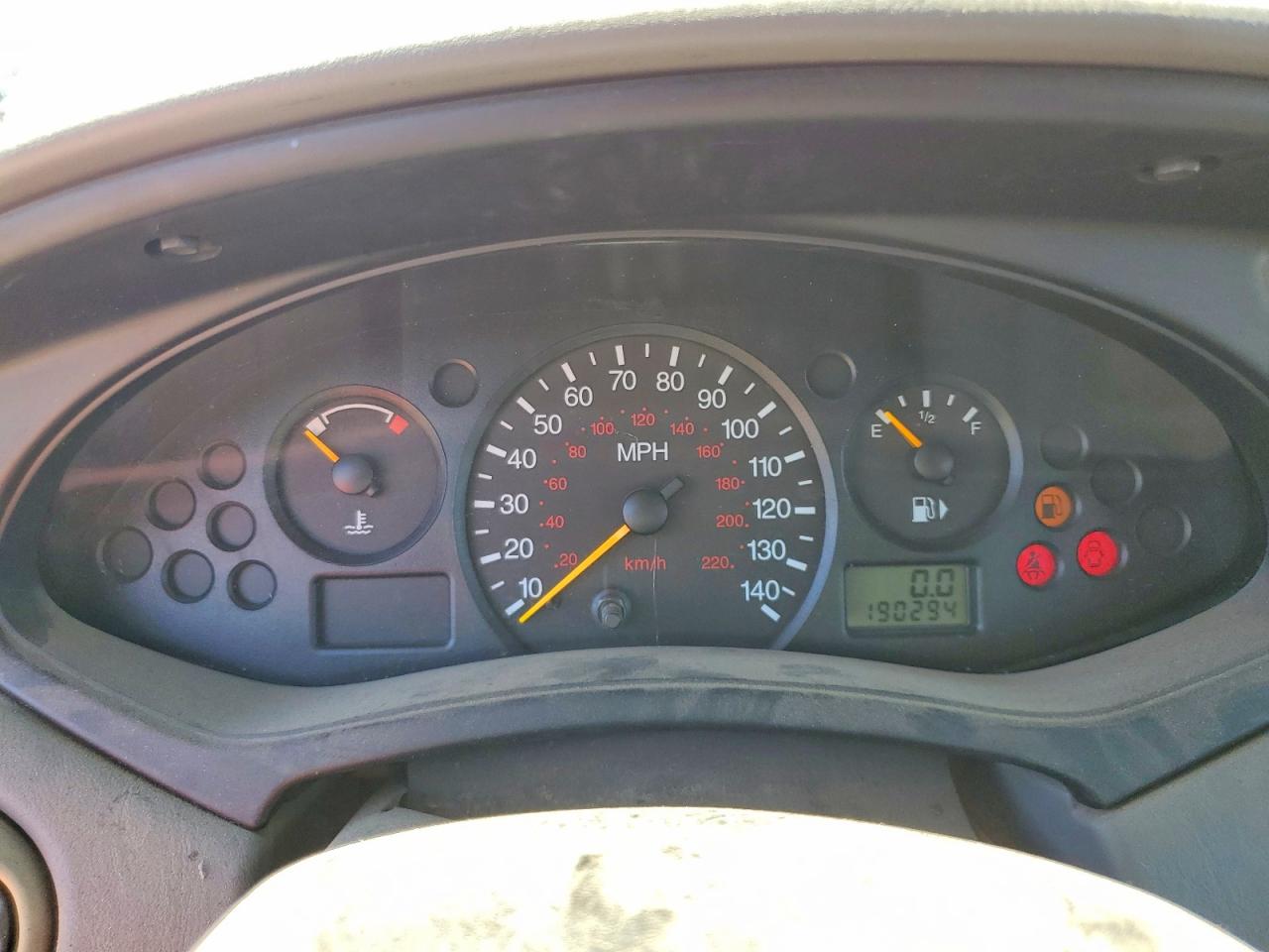2002 Ford Focus Se Красный vin: 1FAFP36372W150699
