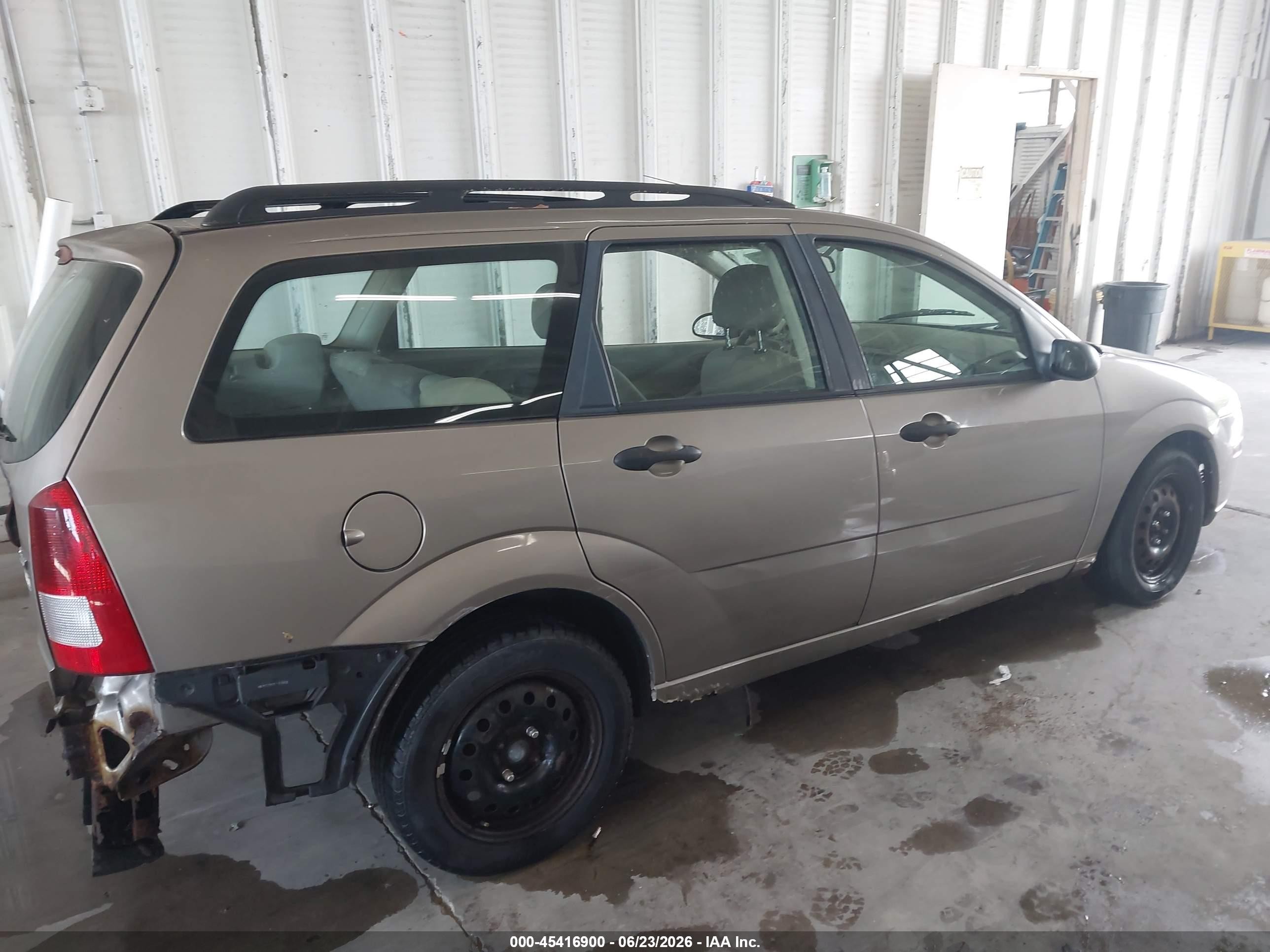 2005 Ford Focus Zxw Gold vin: 1FAFP36N35W240129