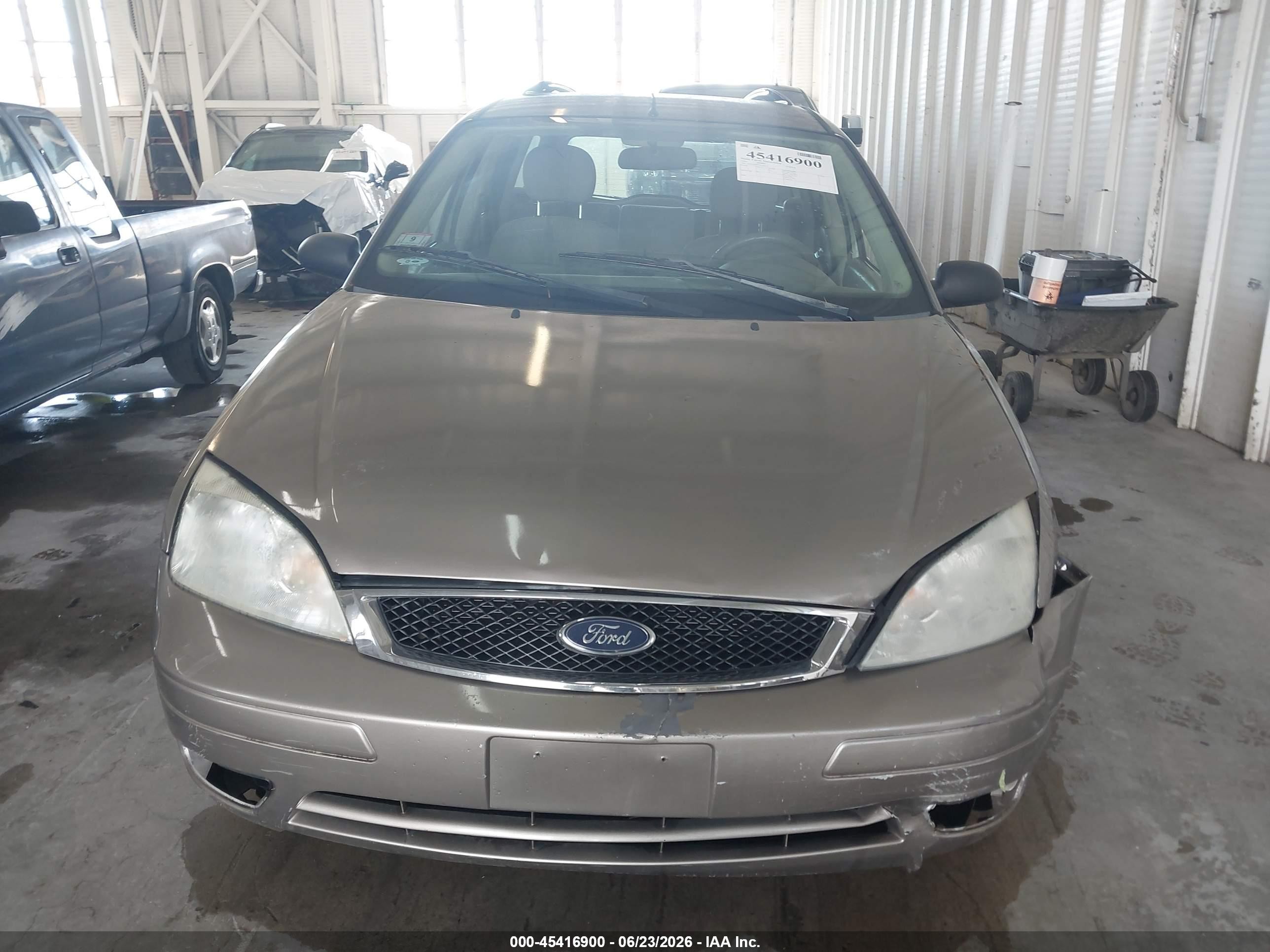 2005 Ford Focus Zxw Gold vin: 1FAFP36N35W240129