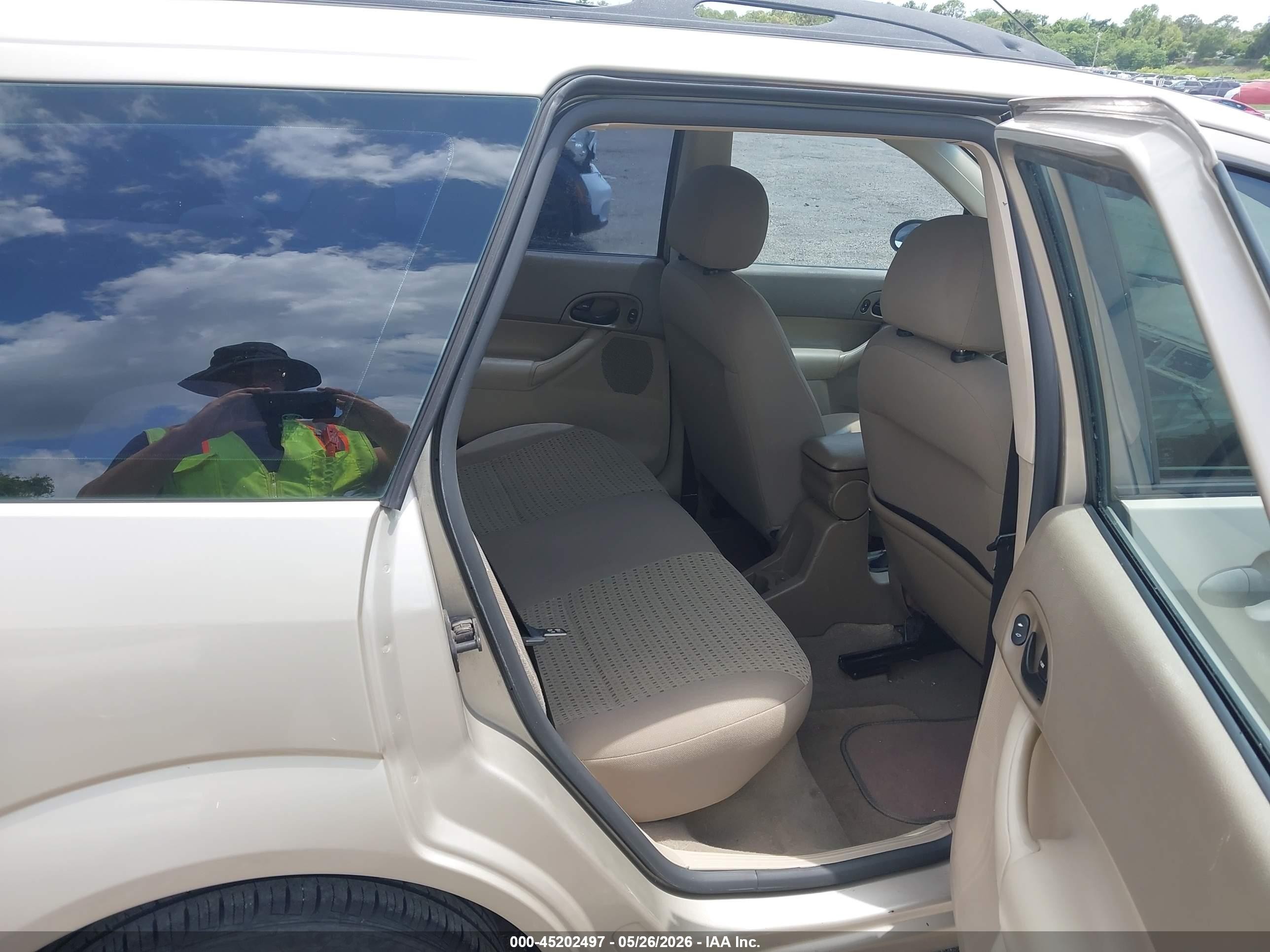 2007 Ford Focus Se/ses Beige vin: 1FAFP36N57W117757