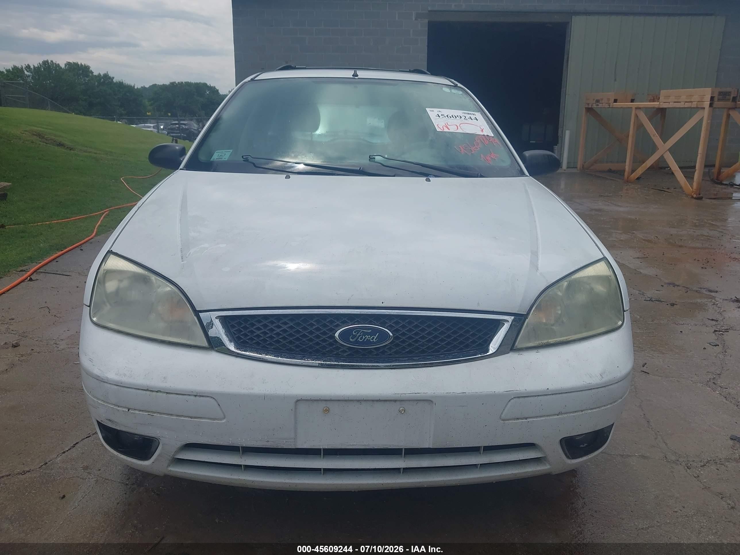 2005 Ford Focus Zxw White vin: 1FAFP36N85W219597