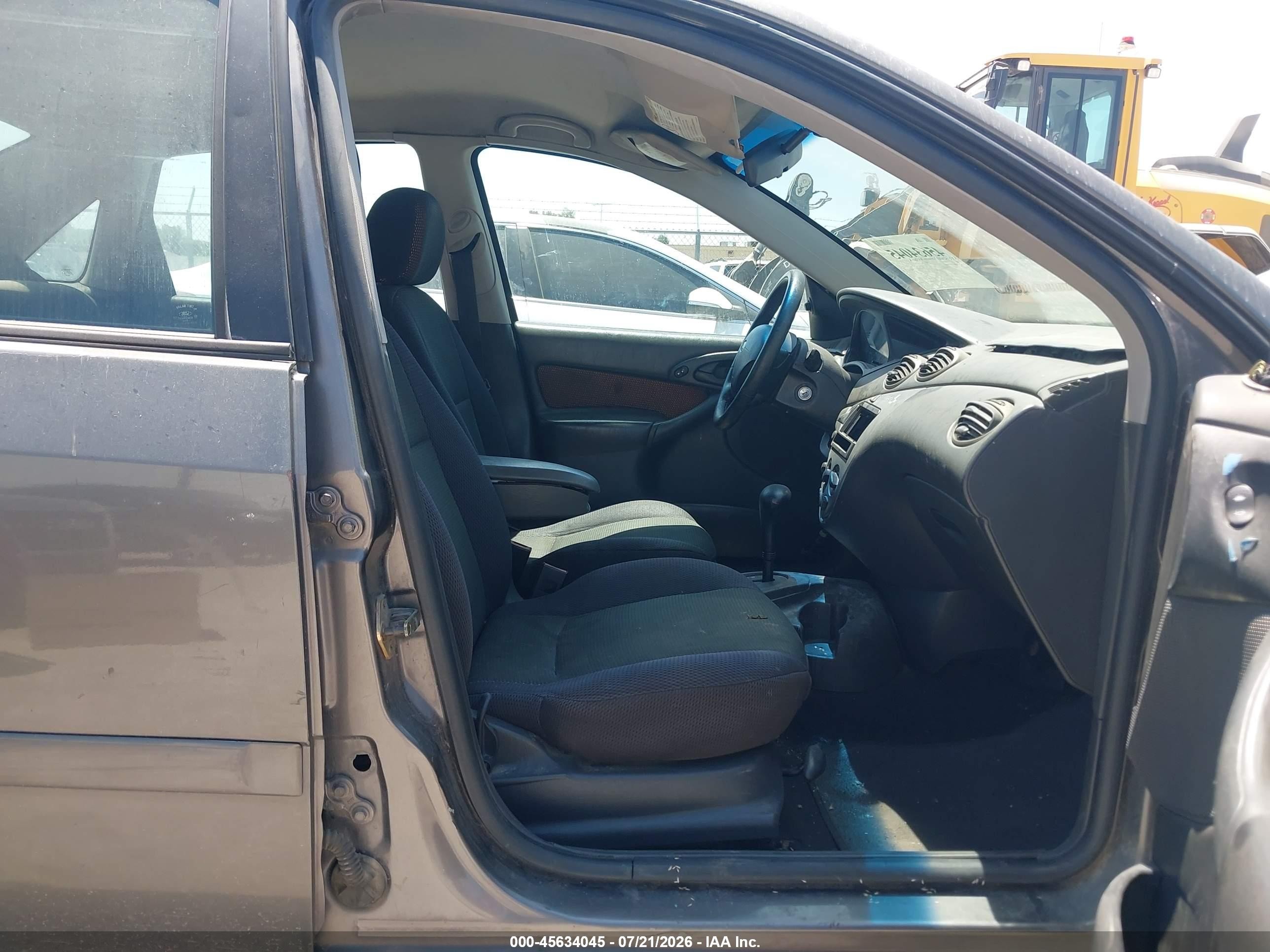 2002 Ford Focus   Gray vin: 1FAFP38372W318452