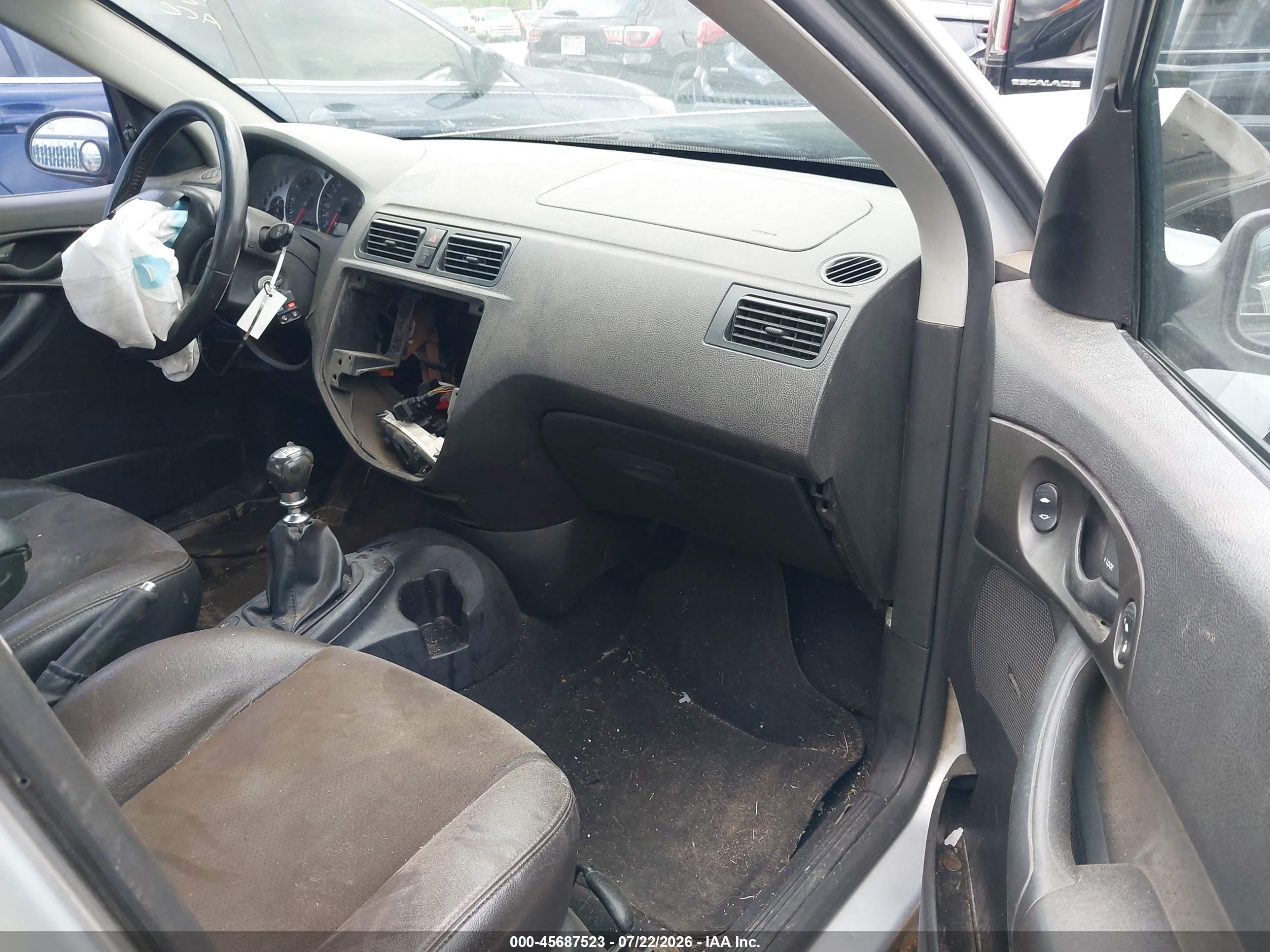 2005 Ford Focus Zx4 Silver vin: 1FAFP38Z05W282385