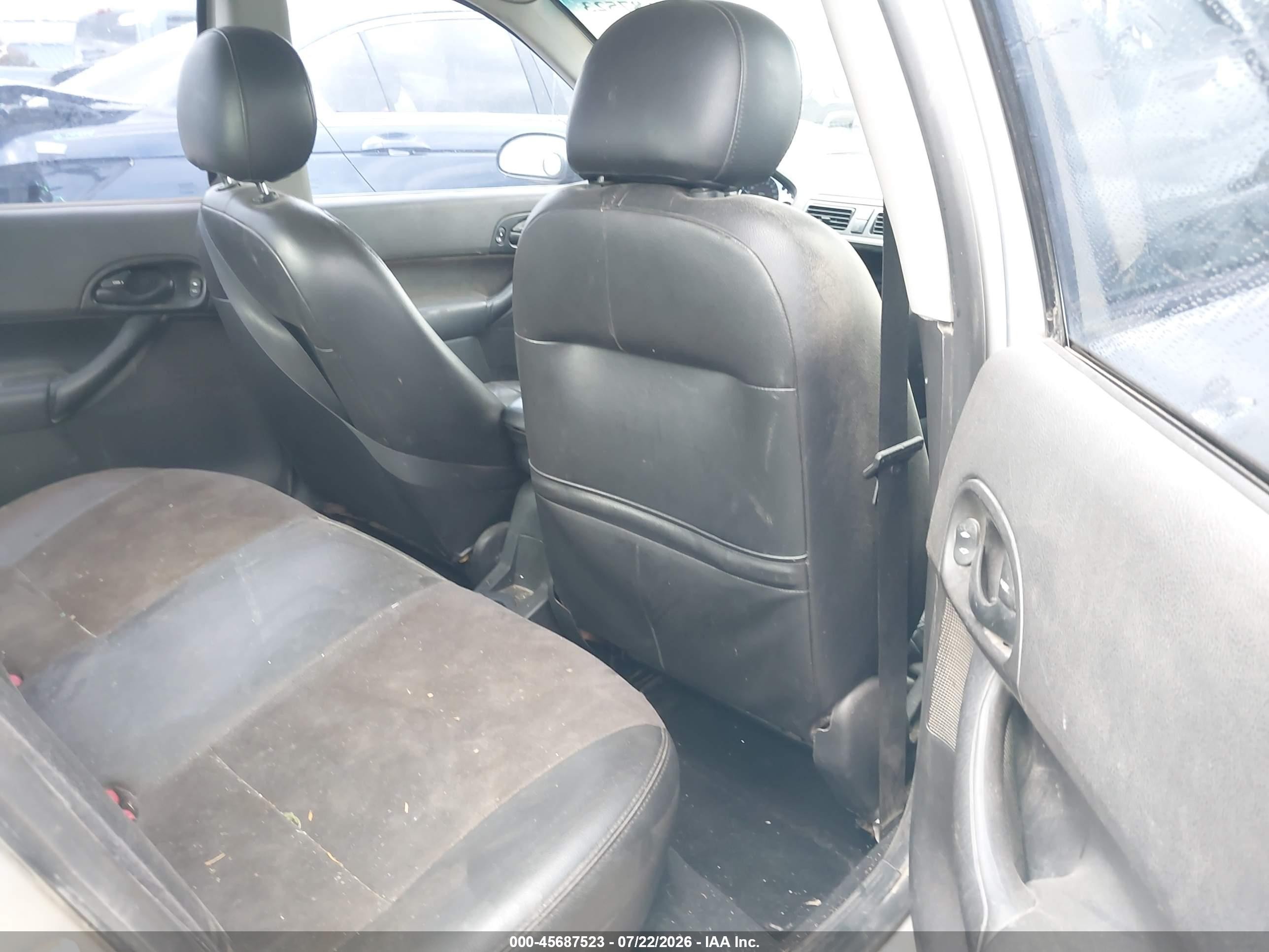 2005 Ford Focus Zx4 Silver vin: 1FAFP38Z05W282385