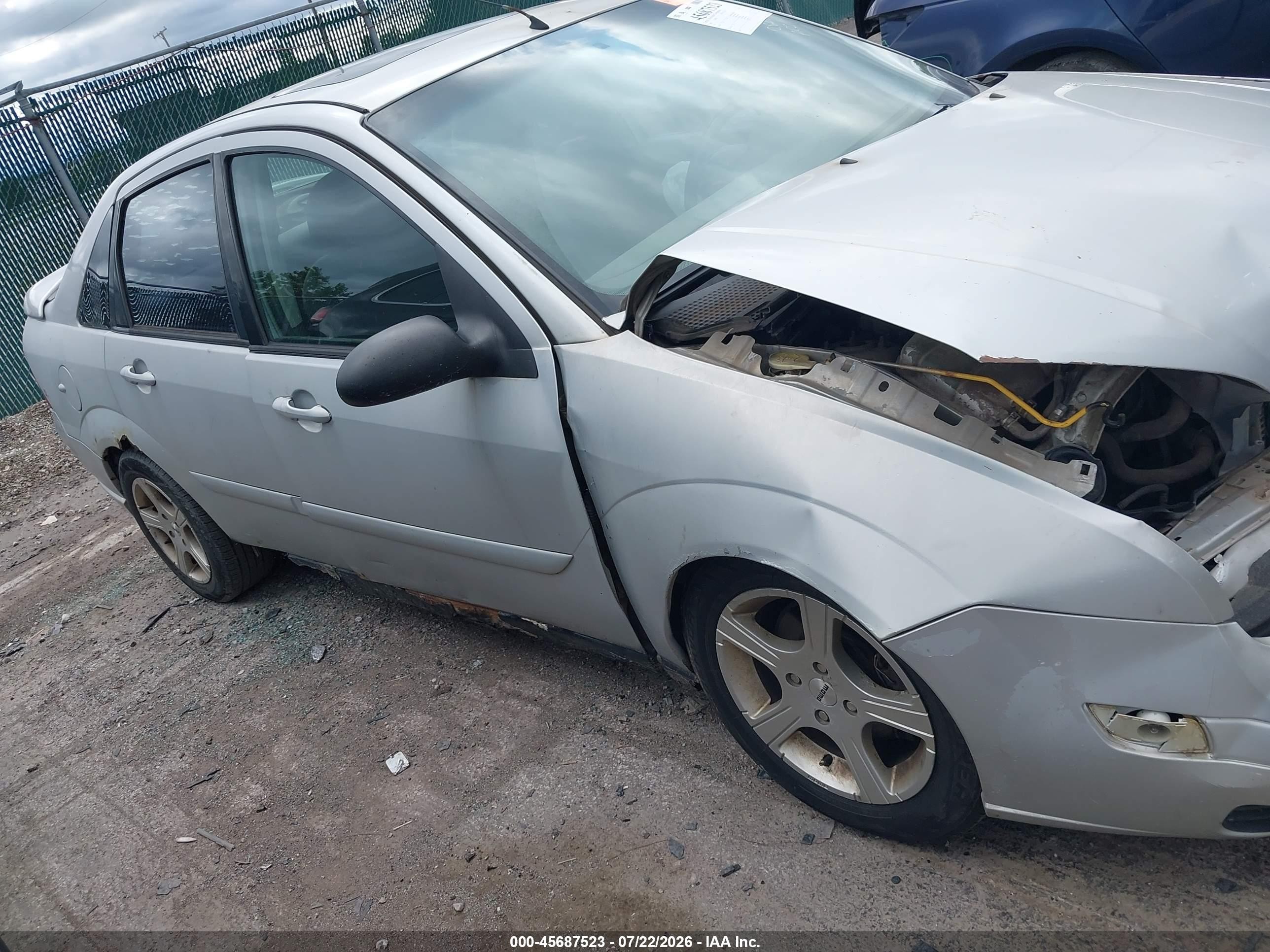 2005 Ford Focus Zx4 Silver vin: 1FAFP38Z05W282385