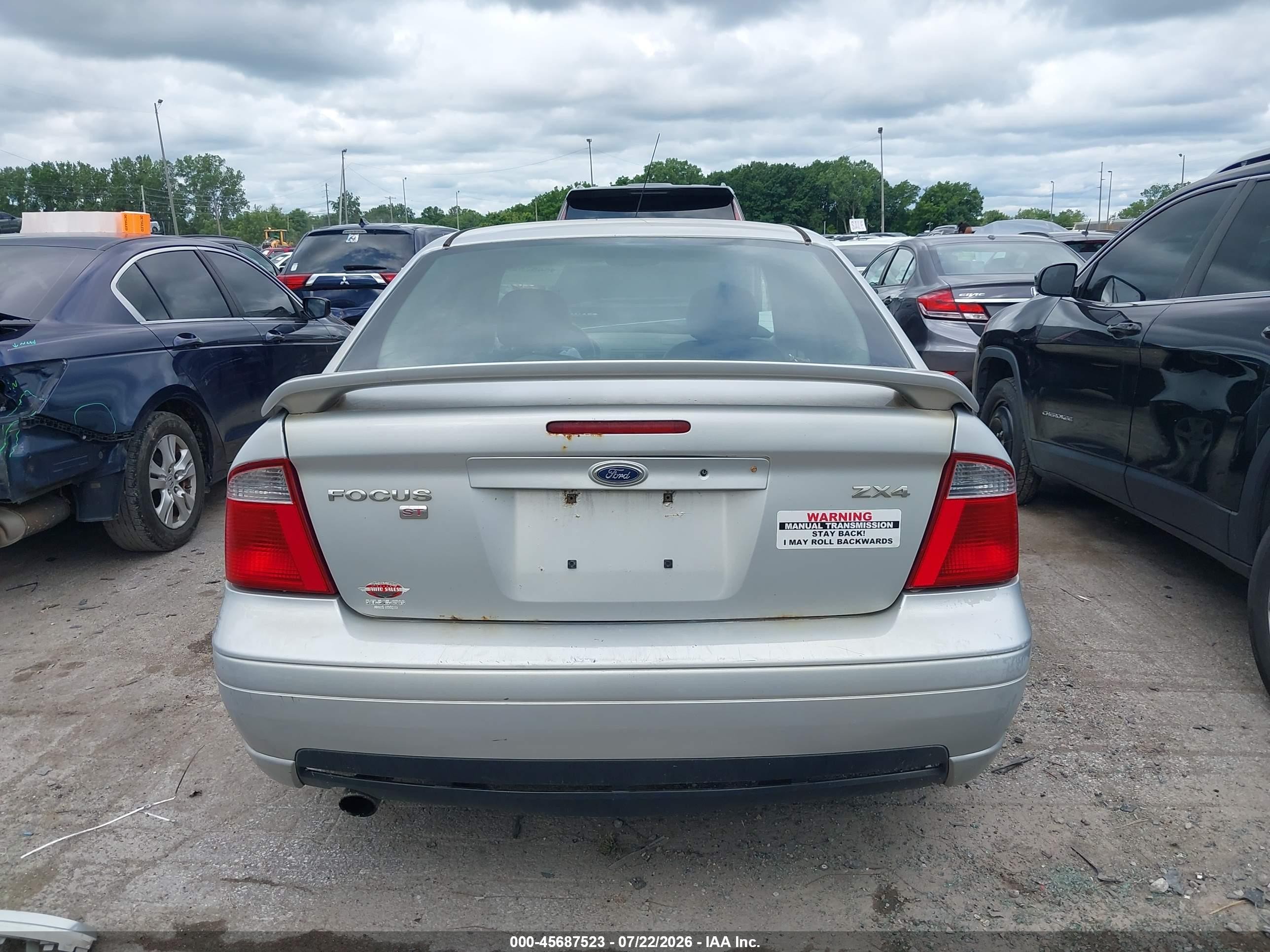 2005 Ford Focus Zx4 Silver vin: 1FAFP38Z05W282385