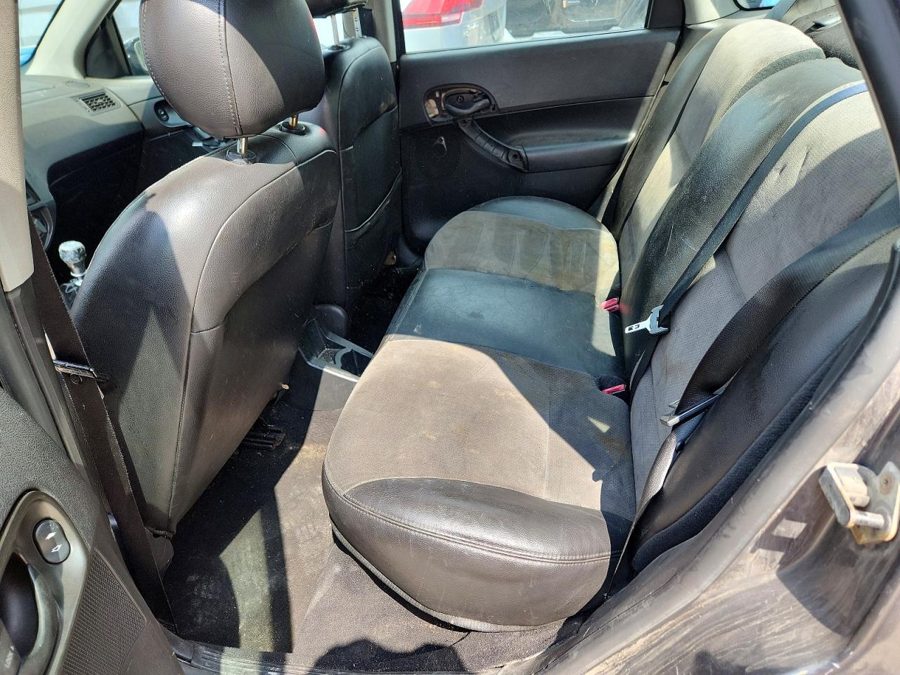 2005 Ford Focus Gray vin: 1FAFP38Z95W132632