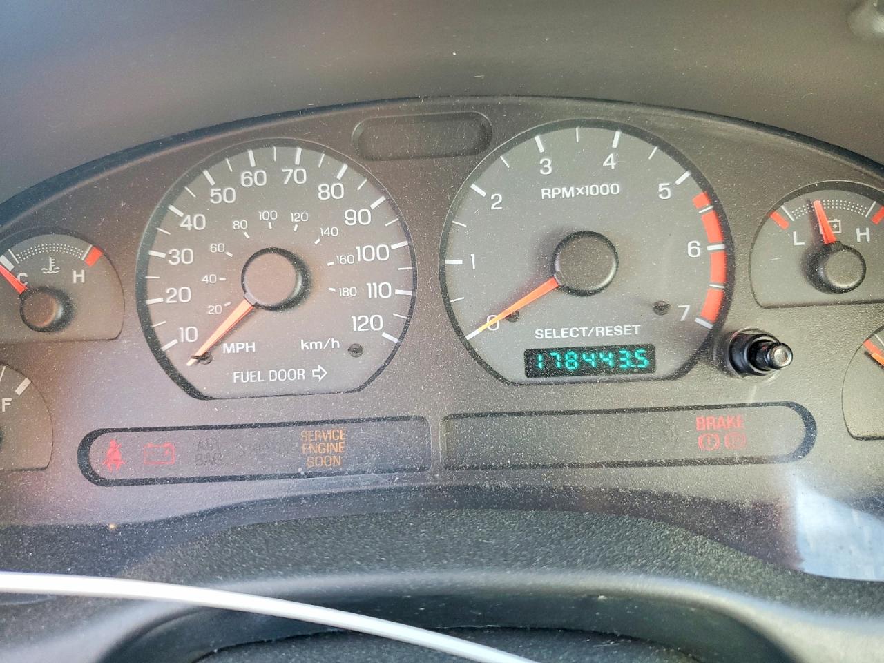 1999 Ford Mustang White vin: 1FAFP4040XF132365