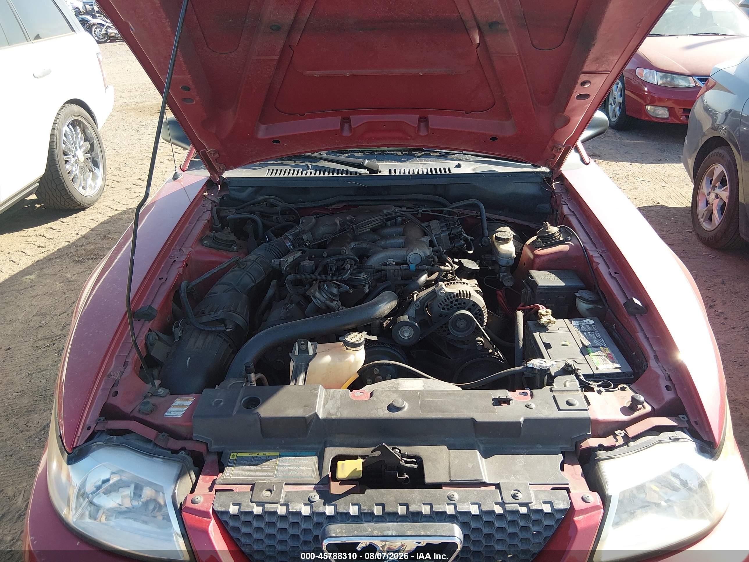 2000 Ford Mustang   Red vin: 1FAFP4040YF175878