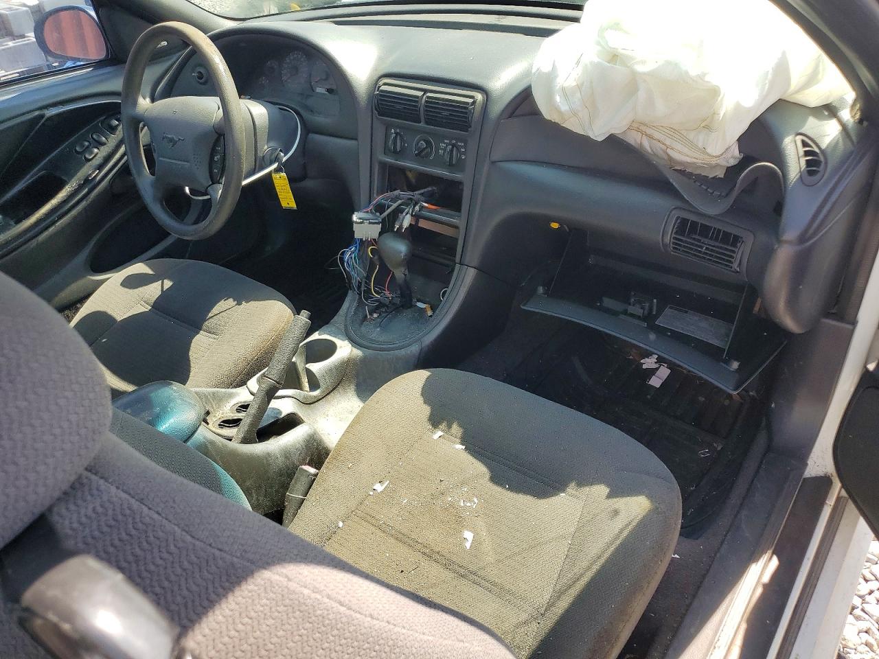 2000 Ford Mustang White vin: 1FAFP4040YF241572