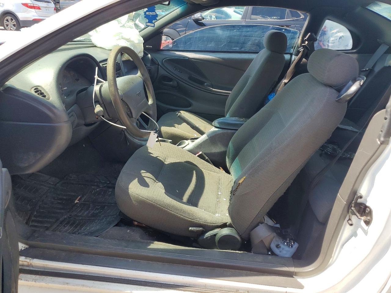 2000 Ford Mustang White vin: 1FAFP4040YF241572