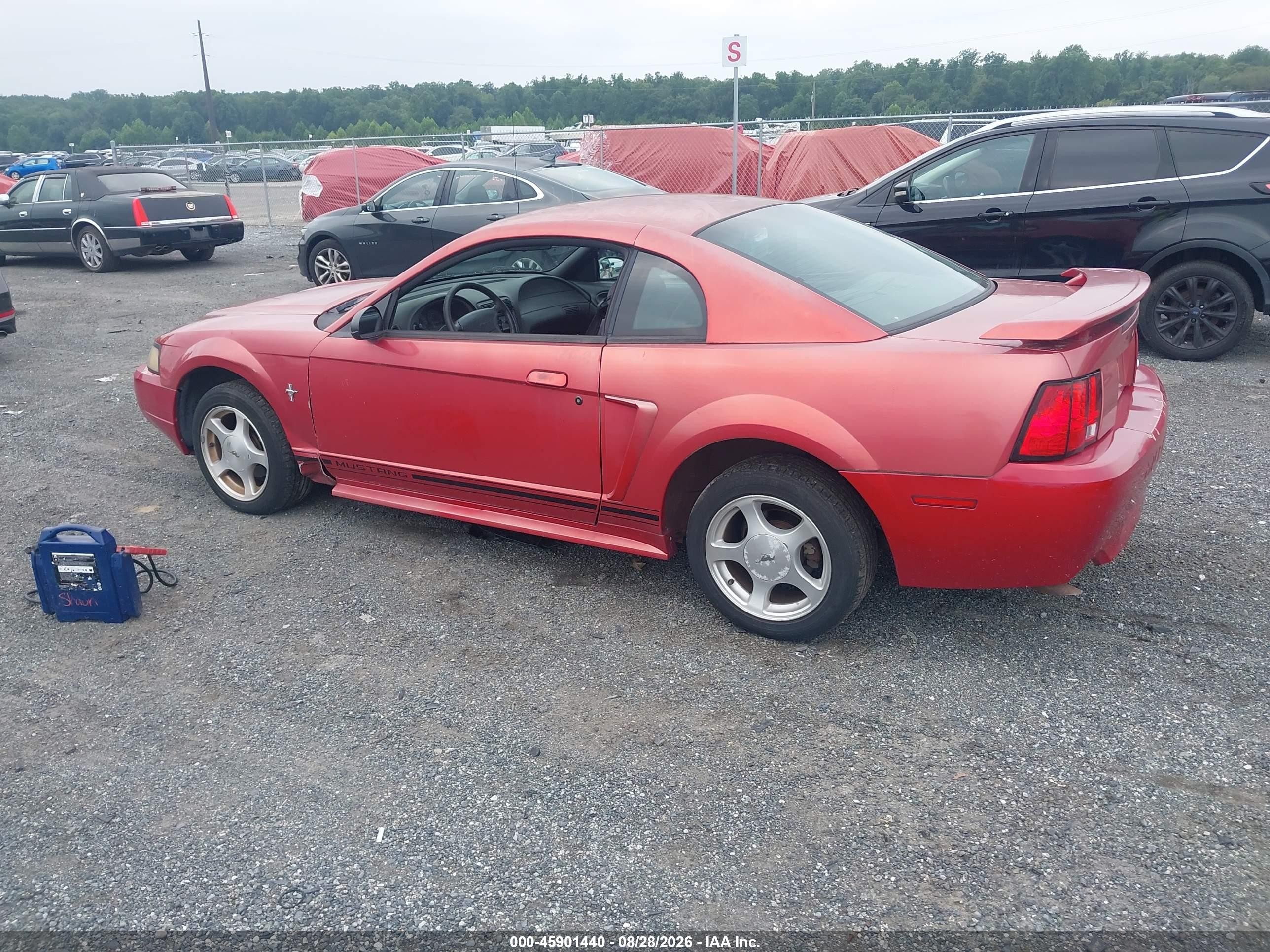 2001 Ford Mustang   Red vin: 1FAFP40411F239562