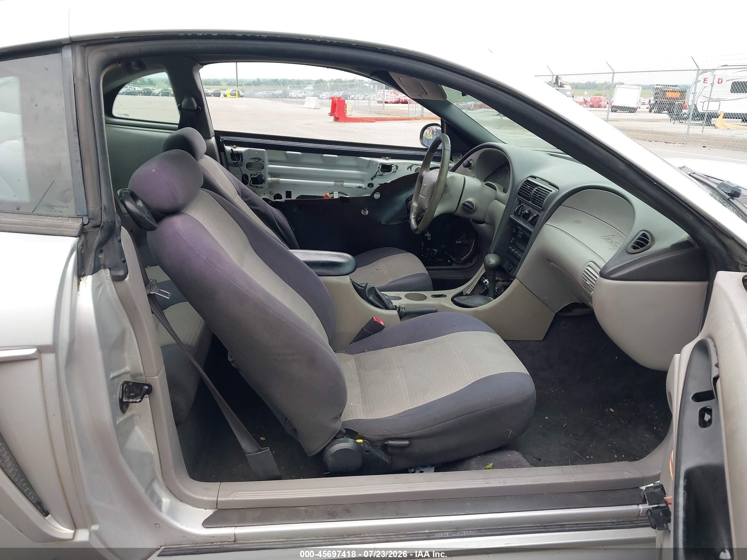 2004 Ford Mustang   Серебряный vin: 1FAFP40414F120110