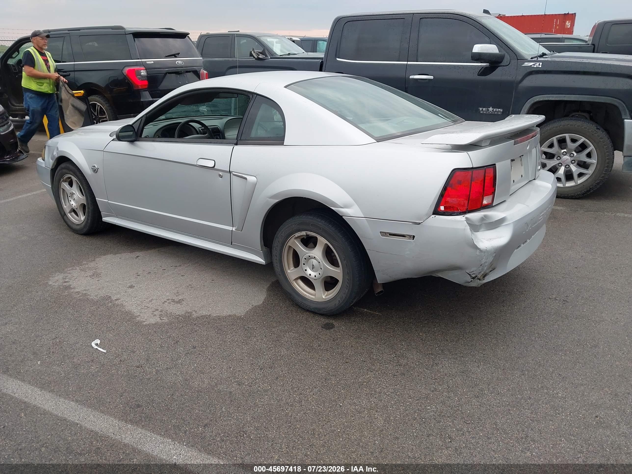 2004 Ford Mustang   Серебряный vin: 1FAFP40414F120110