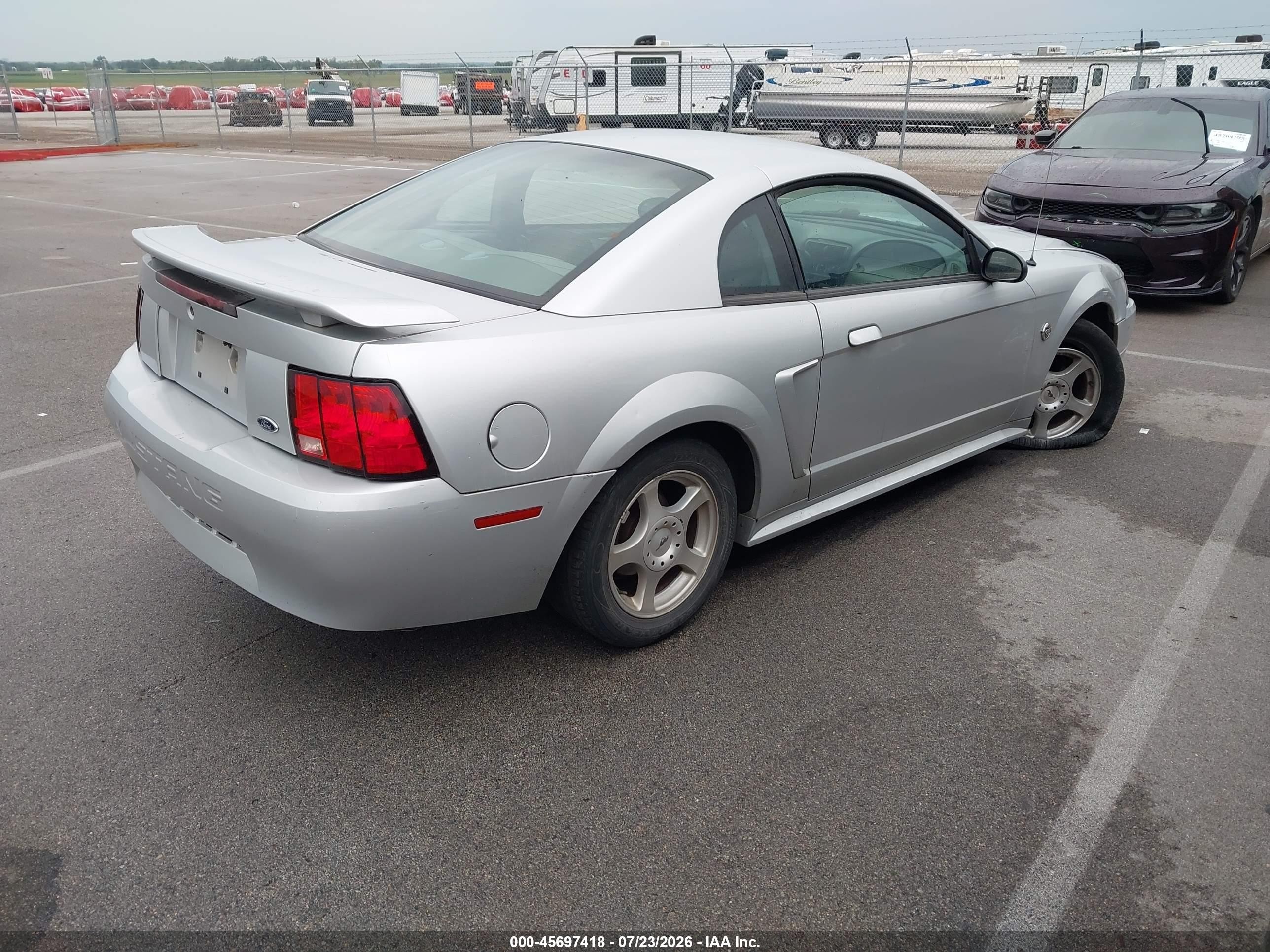 2004 Ford Mustang   Серебряный vin: 1FAFP40414F120110