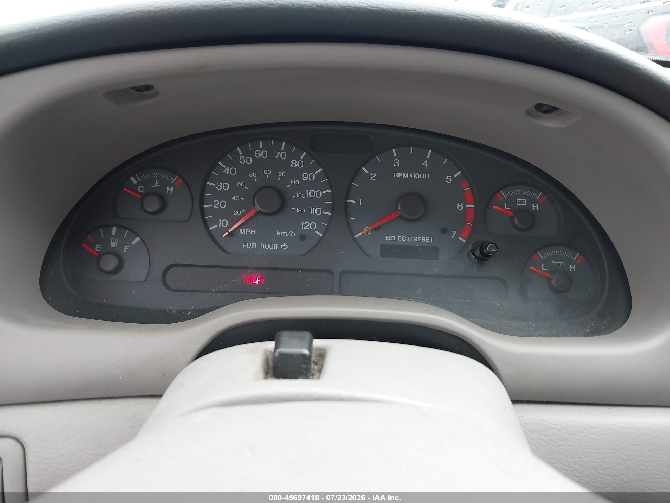 2004 Ford Mustang   Серебряный vin: 1FAFP40414F120110