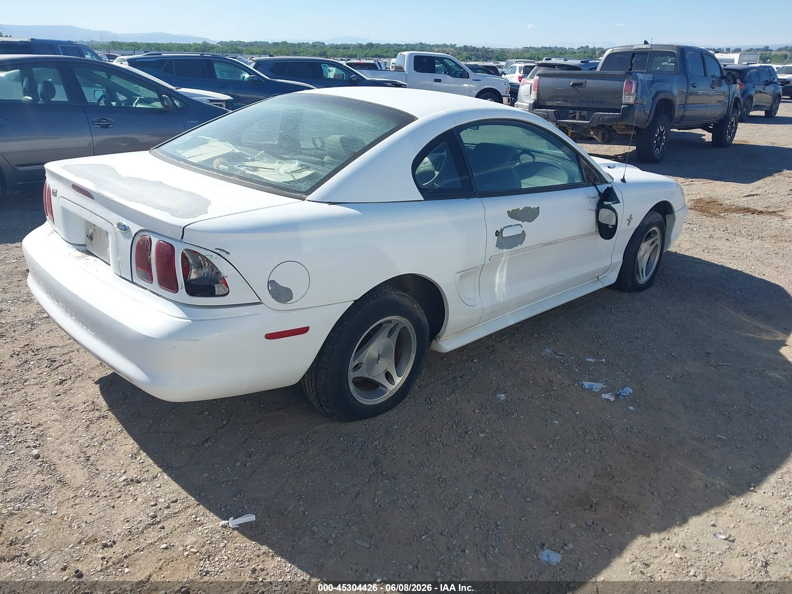 1998 Ford Mustang   White vin: 1FAFP4041WF198082