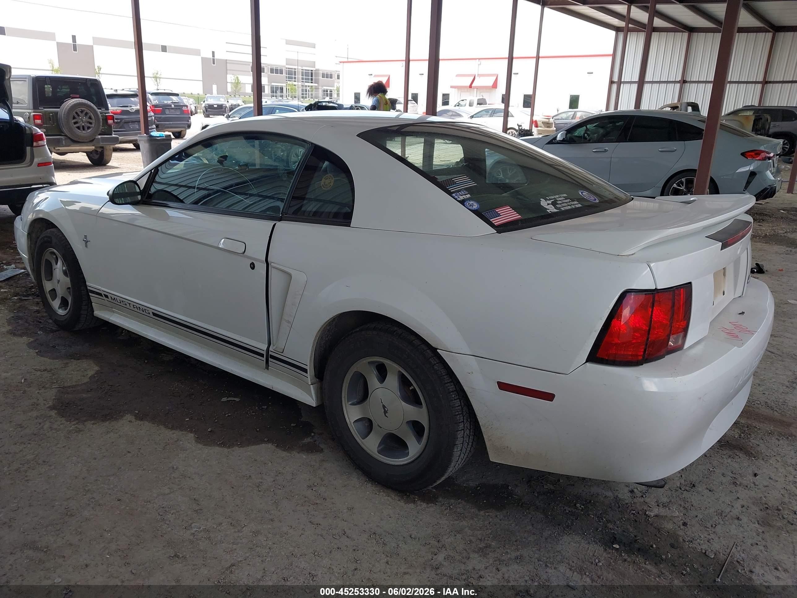 2000 Ford Mustang   White vin: 1FAFP4041YF110392