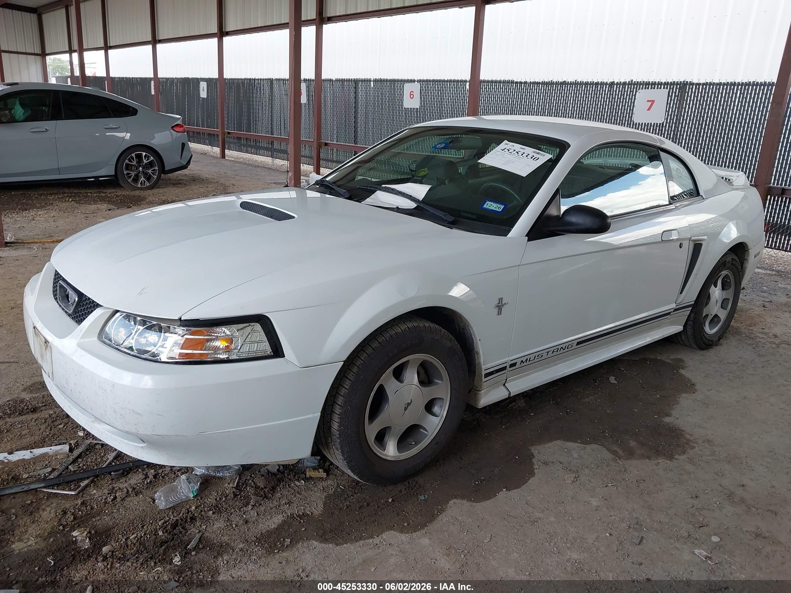 2000 Ford Mustang   White vin: 1FAFP4041YF110392