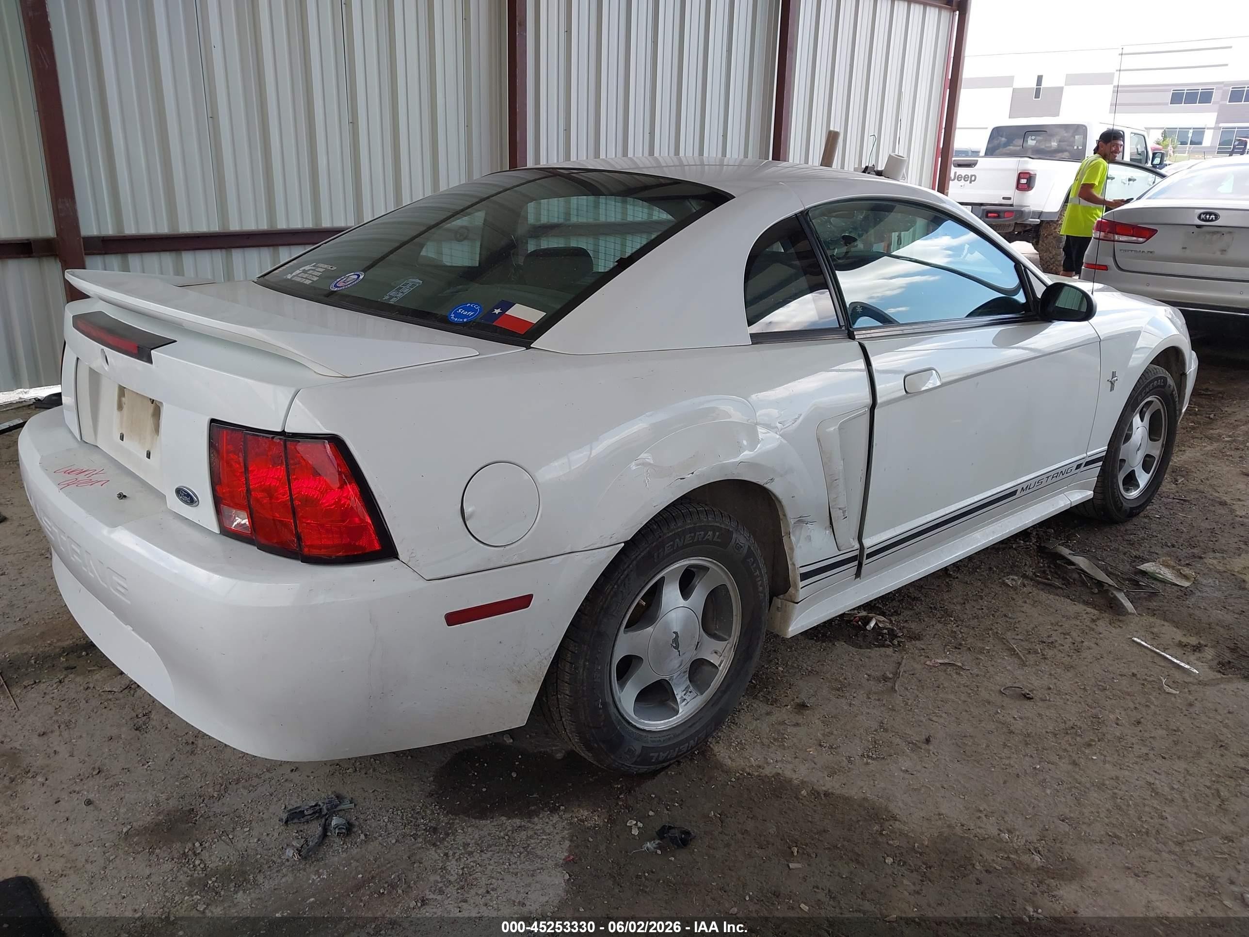 2000 Ford Mustang   White vin: 1FAFP4041YF110392