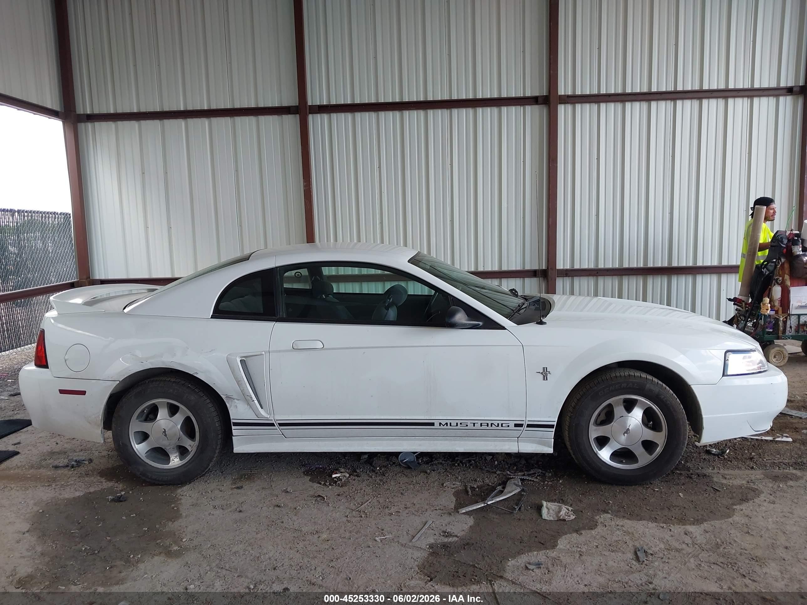 2000 Ford Mustang   White vin: 1FAFP4041YF110392