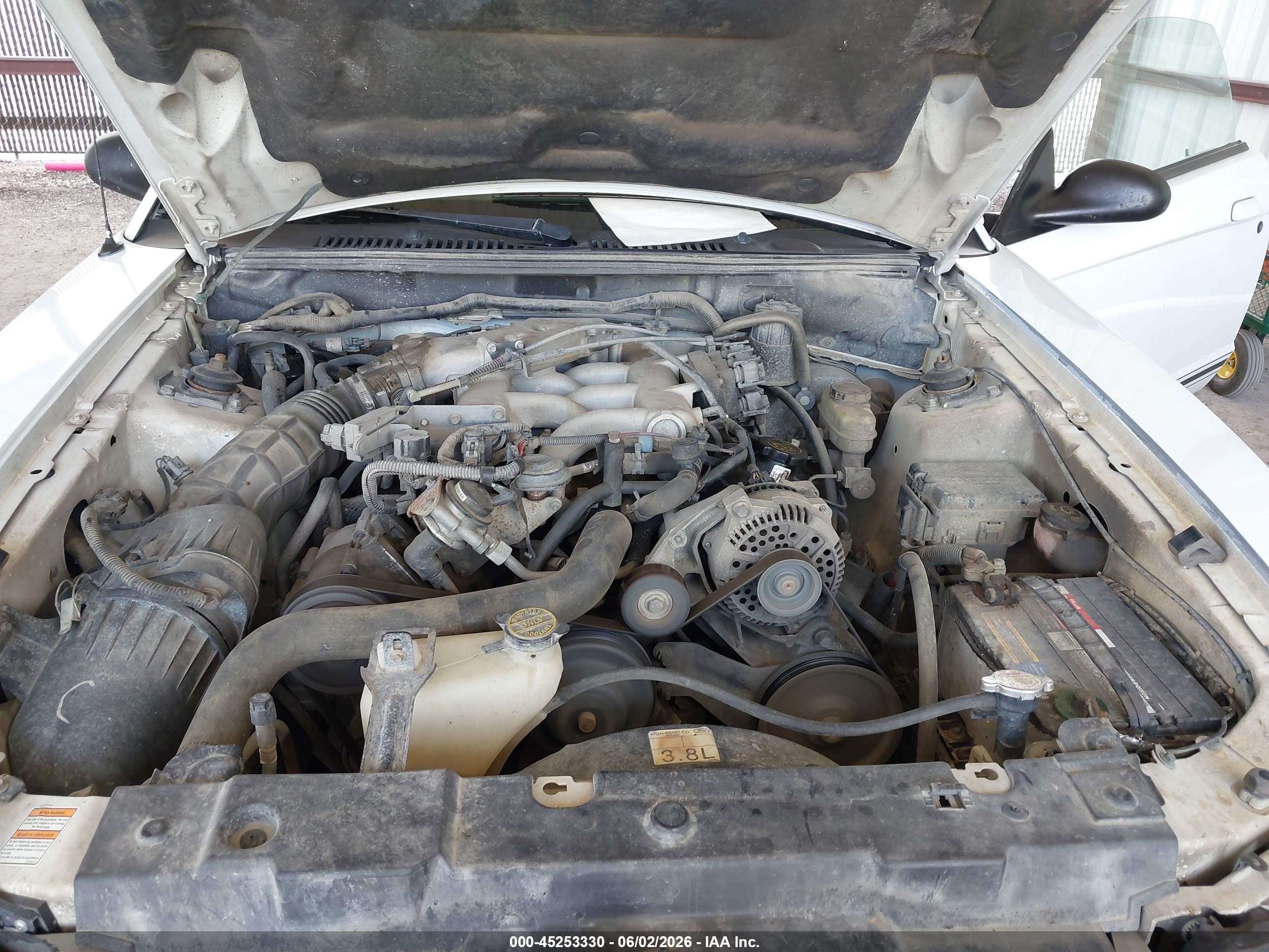 2000 Ford Mustang   White vin: 1FAFP4041YF110392