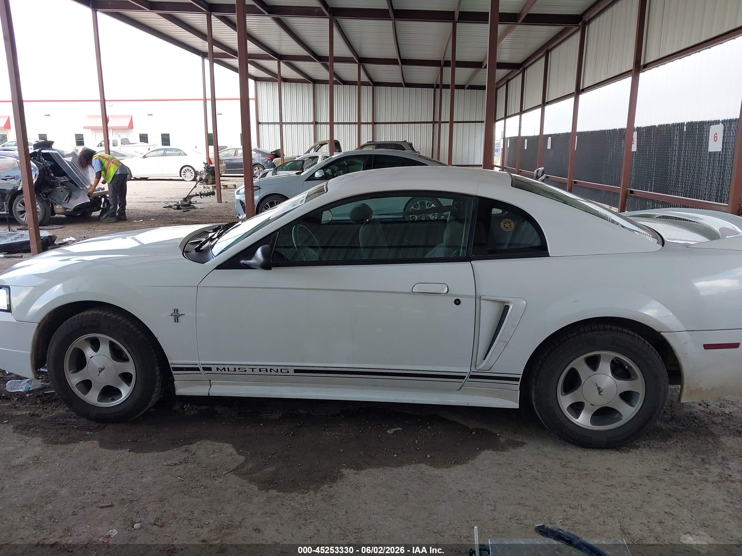 2000 Ford Mustang   White vin: 1FAFP4041YF110392