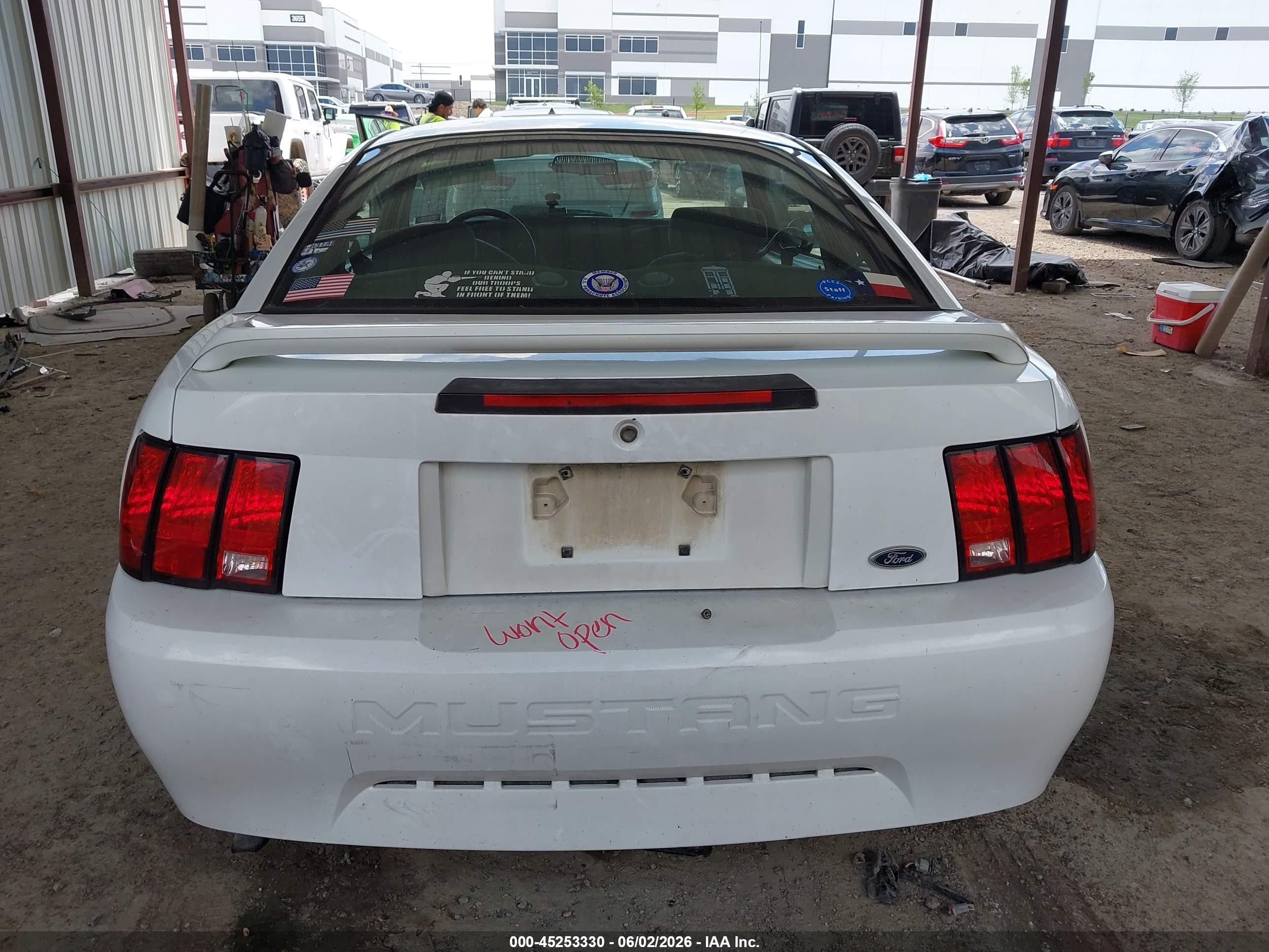 2000 Ford Mustang   White vin: 1FAFP4041YF110392