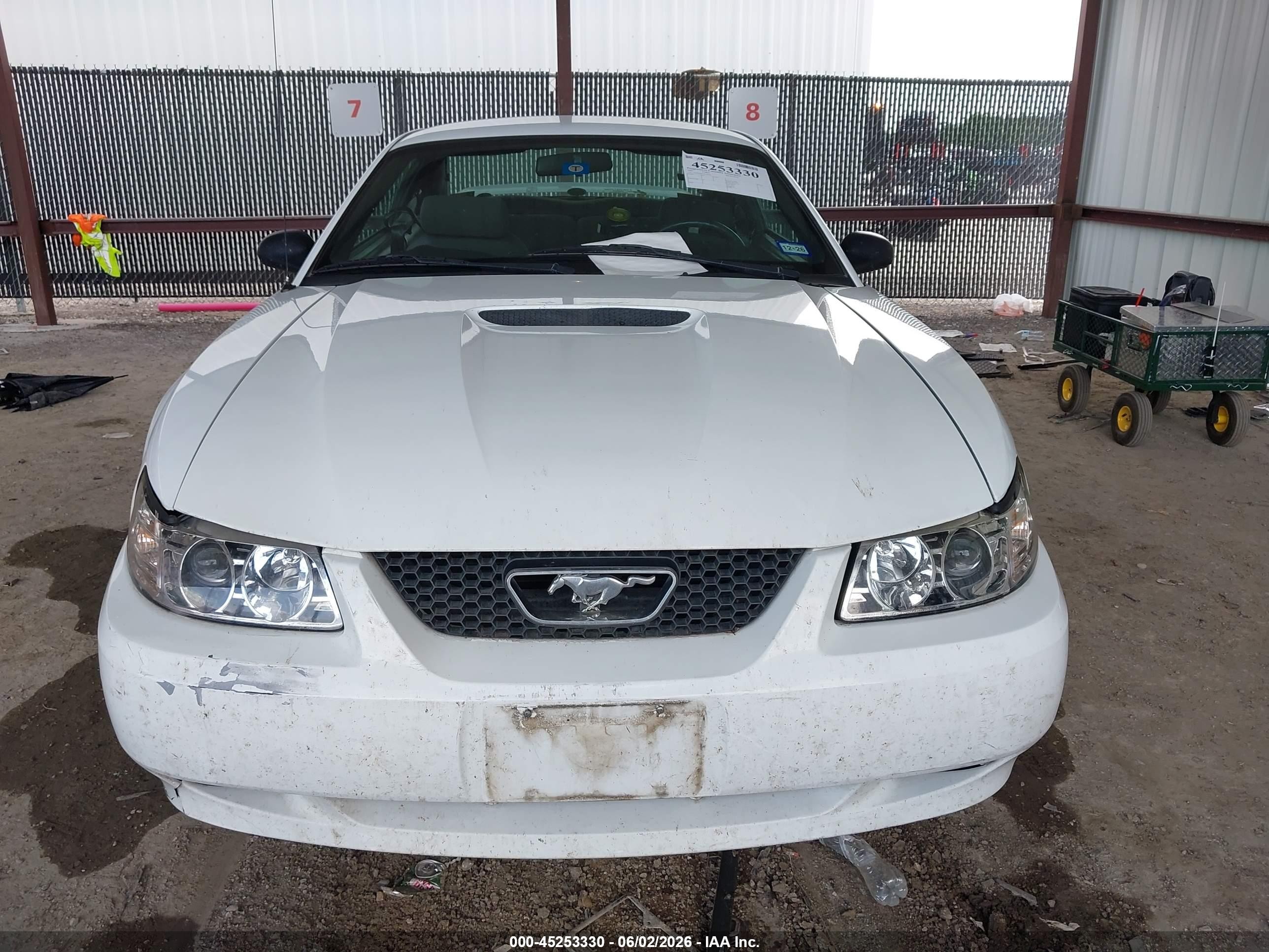 2000 Ford Mustang   White vin: 1FAFP4041YF110392