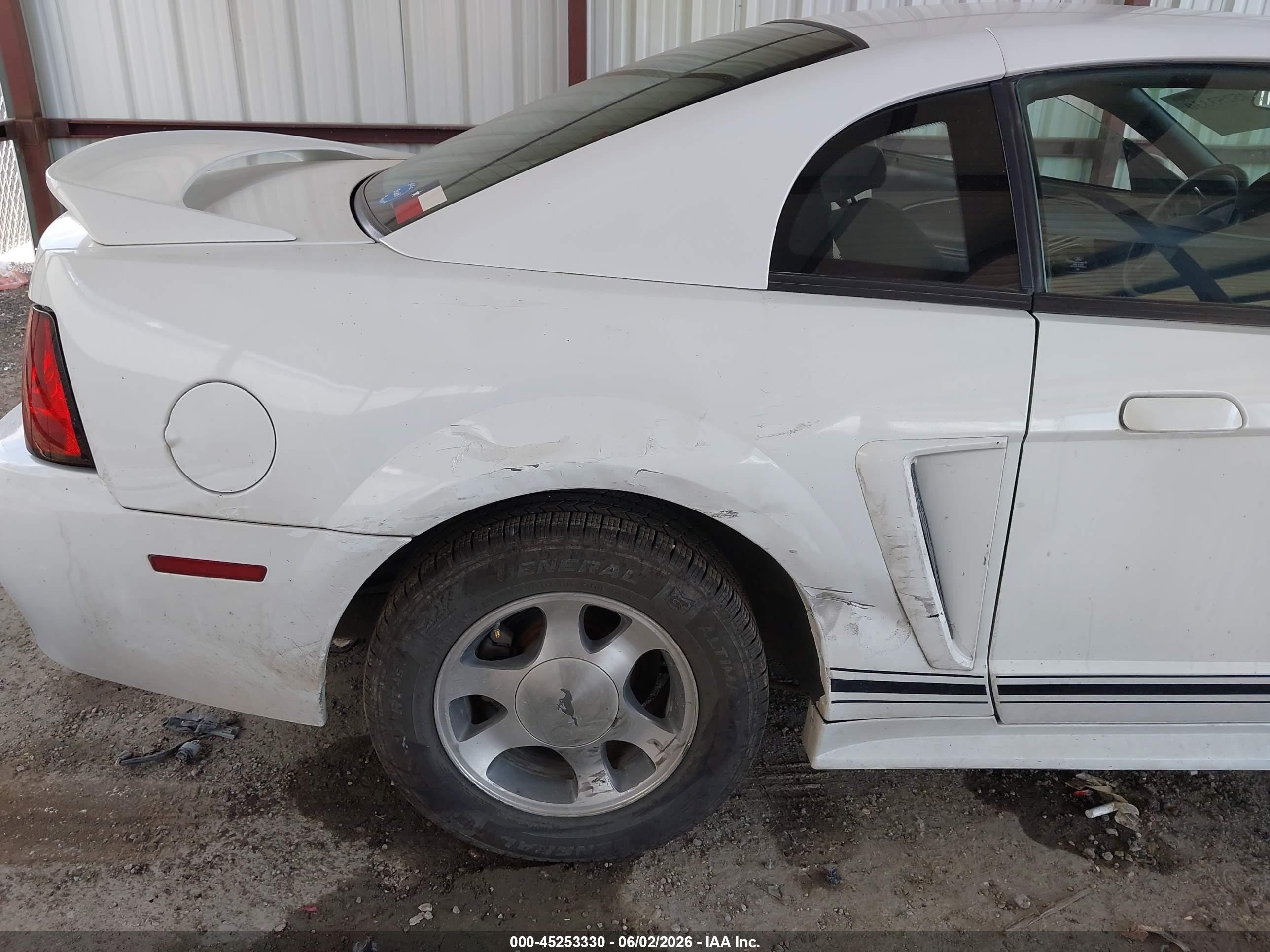 2000 Ford Mustang   White vin: 1FAFP4041YF110392