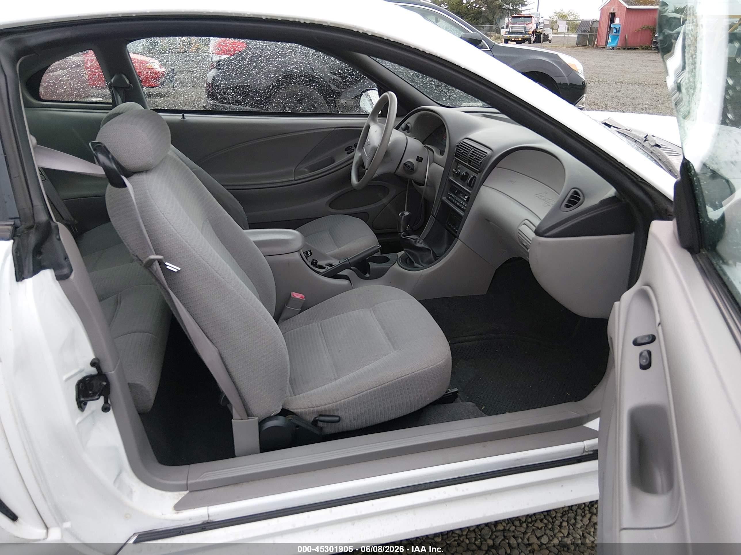 2000 Ford Mustang   White vin: 1FAFP4041YF130531