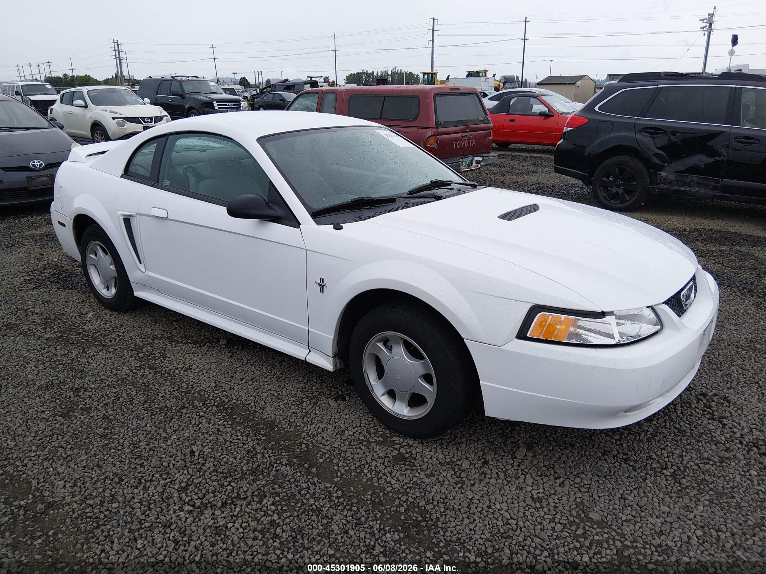 2000 Ford Mustang   White vin: 1FAFP4041YF130531