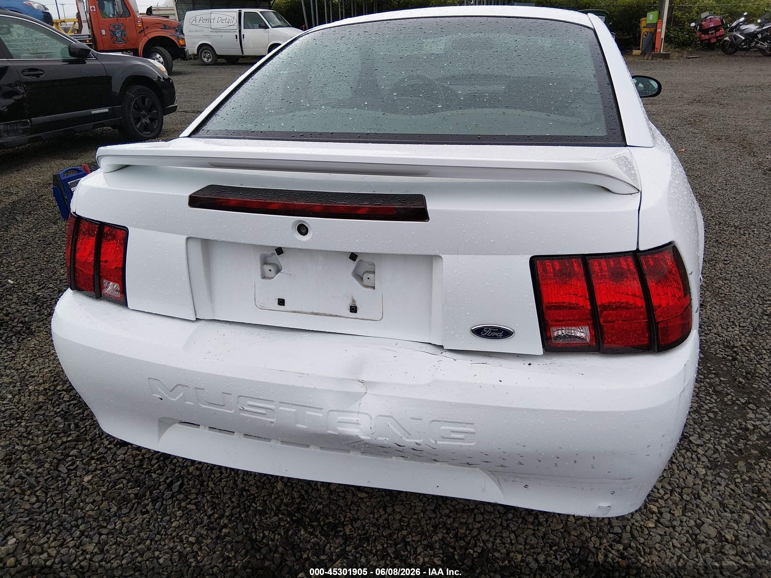 2000 Ford Mustang   White vin: 1FAFP4041YF130531