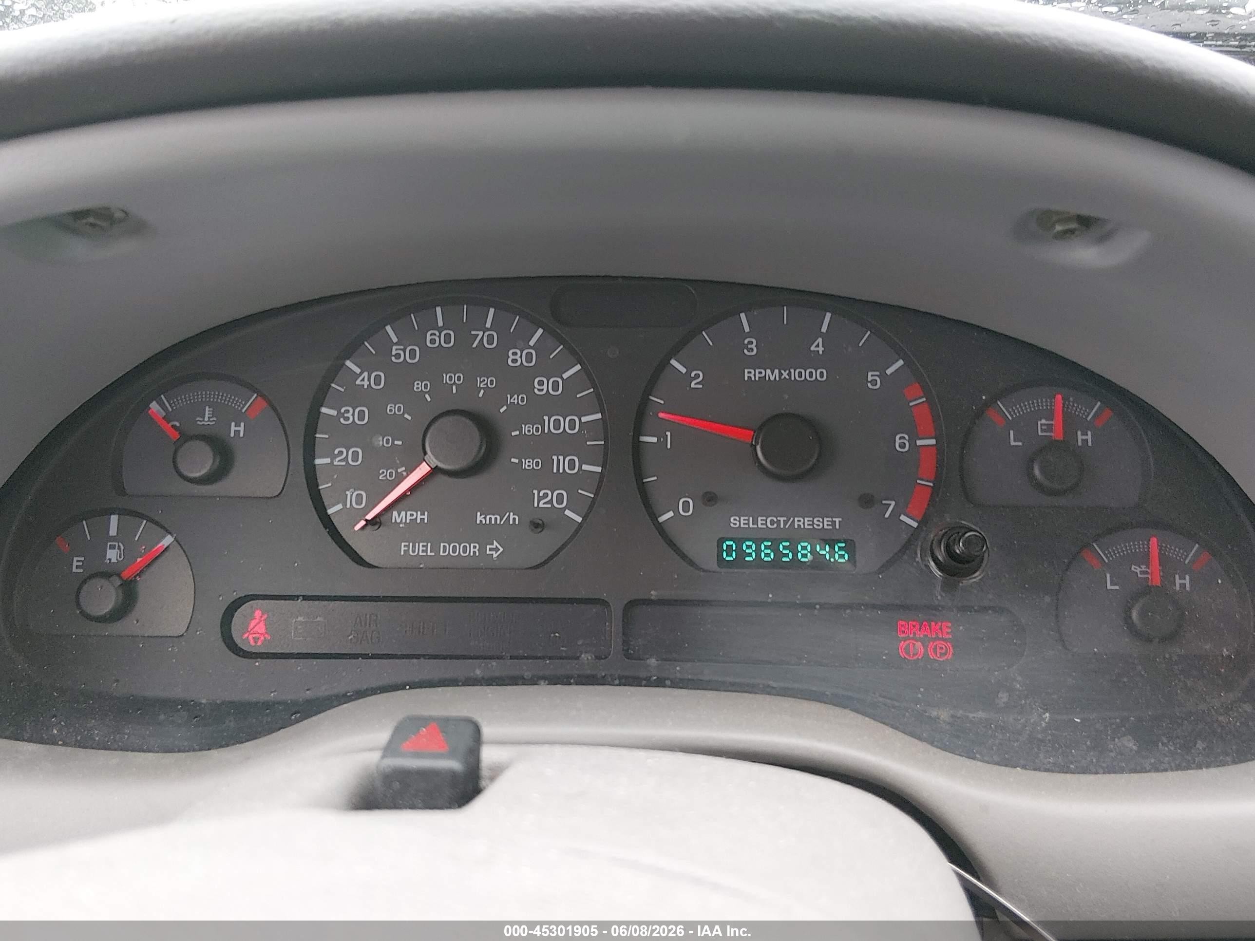 2000 Ford Mustang   White vin: 1FAFP4041YF130531